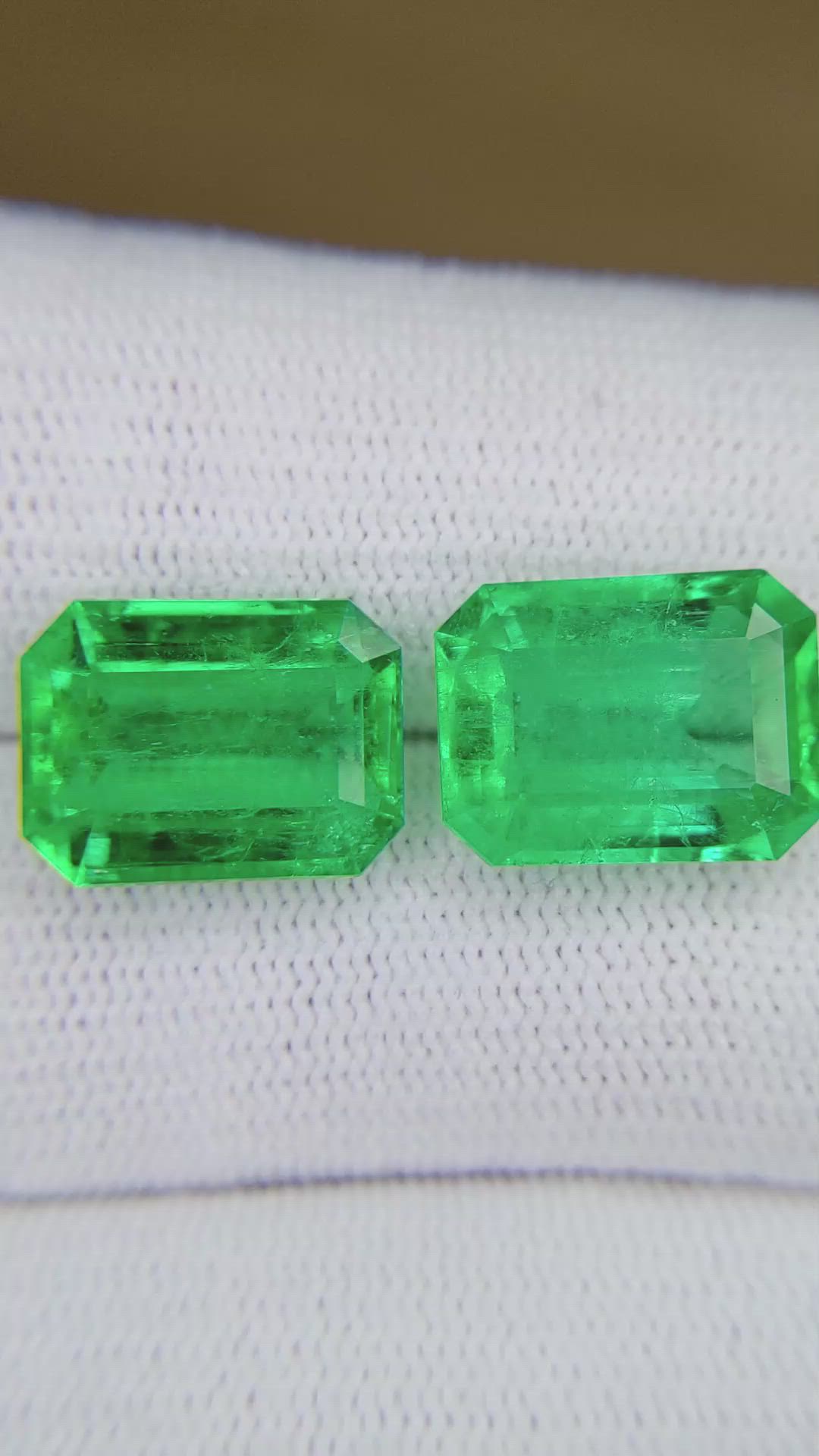 14.01&nbsp;Ct.Tw.Total Carat Weight Emerald Pair from Colombia Size Video