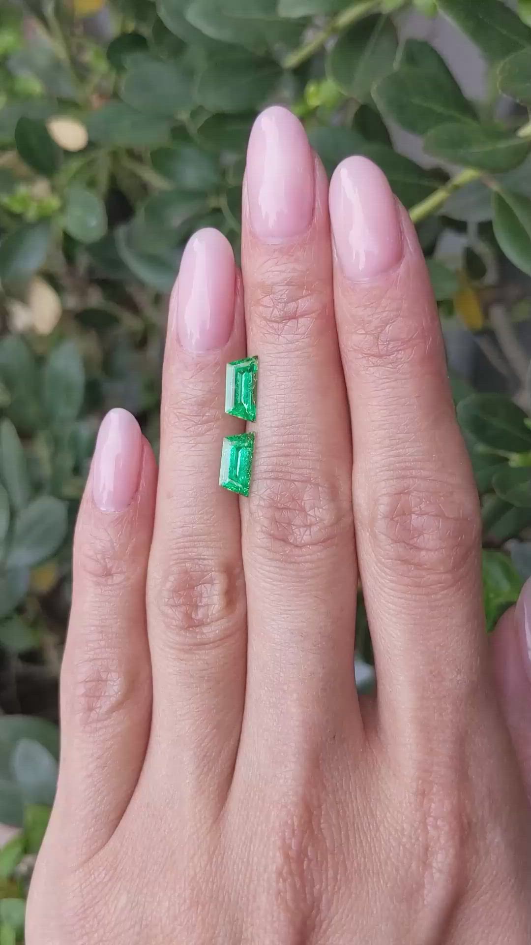 1.89&nbsp;Ct.Tw.Total Carat Weight Emerald Pair from Colombia Size Video