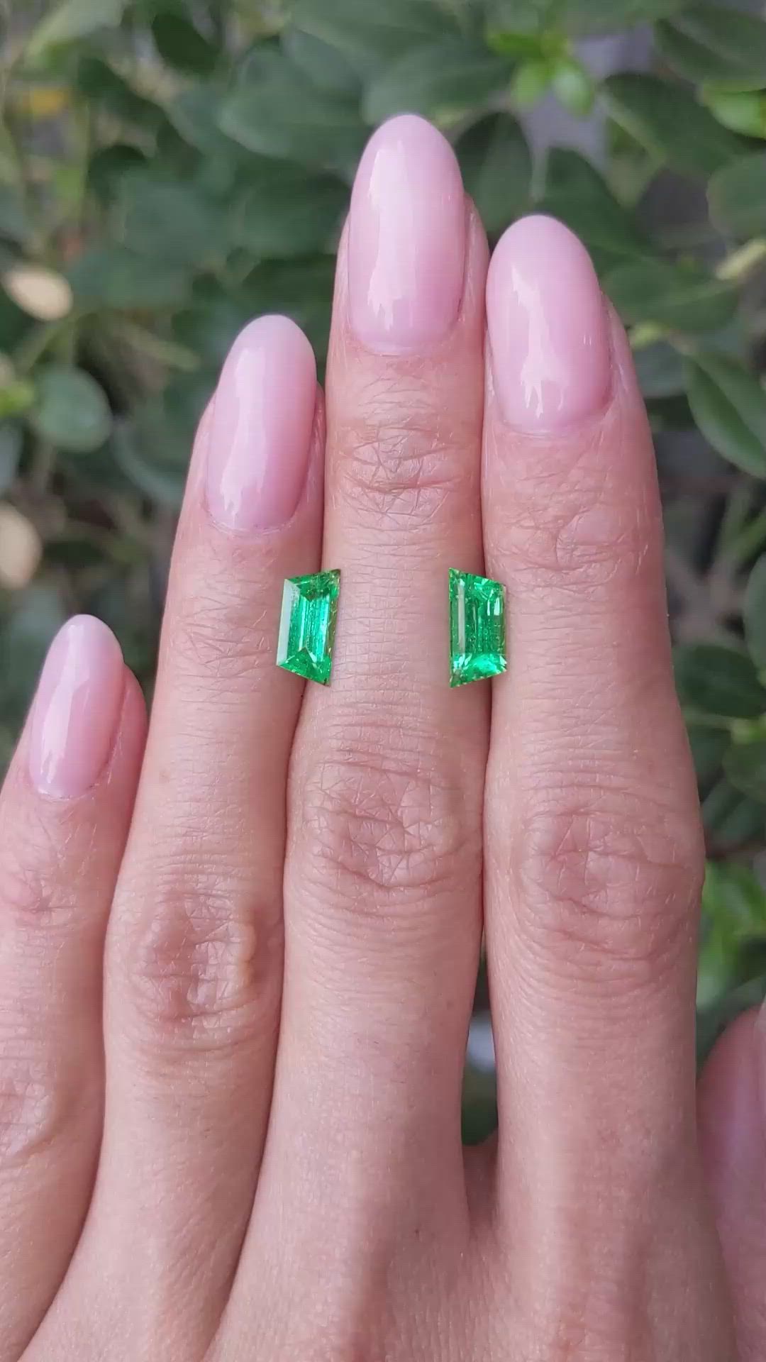 1.89&nbsp;Ct.Tw.Total Carat Weight Emerald Pair from Colombia Size Video