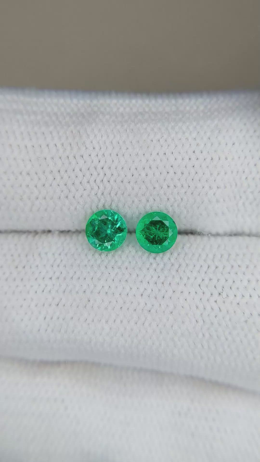 0.71&nbsp;Ct.Tw.Total Carat Weight Emerald Pair from Afghanistan Size Video