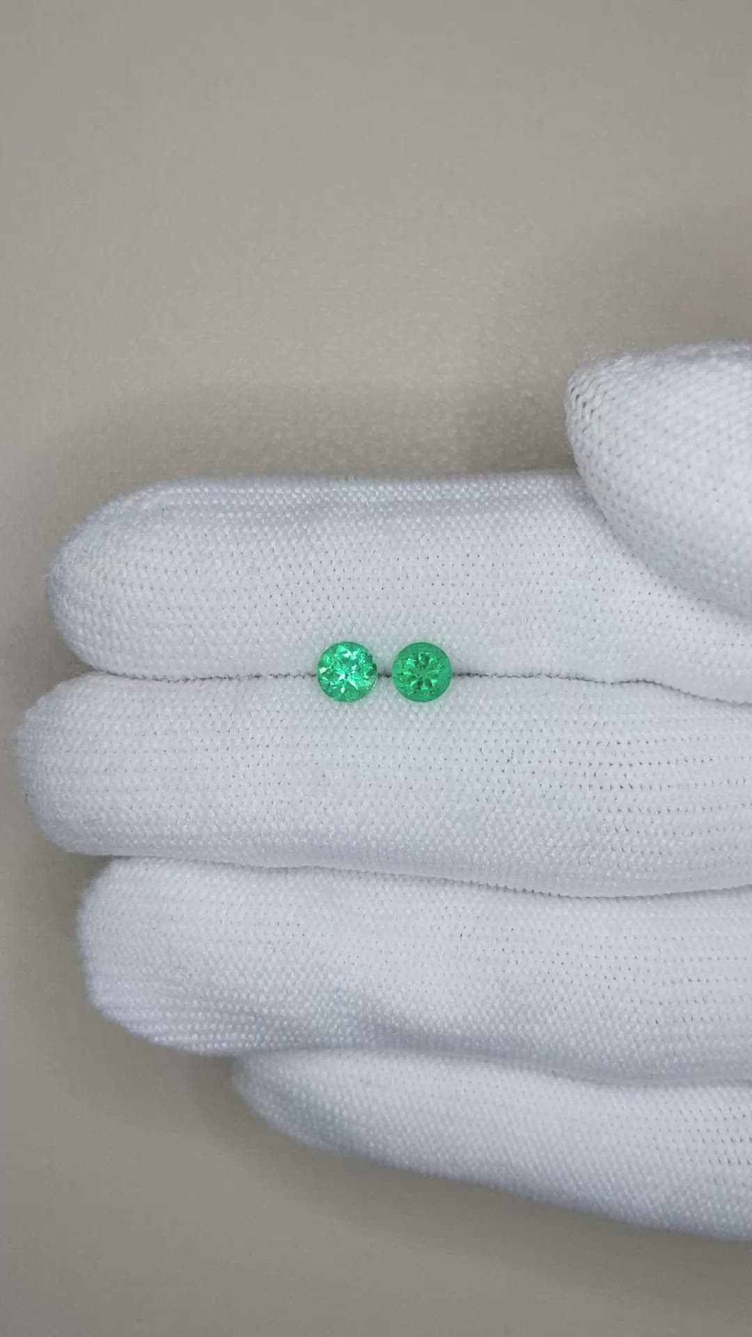 0.71&nbsp;Ct.Tw.Total Carat Weight Emerald Pair from Afghanistan Size Video
