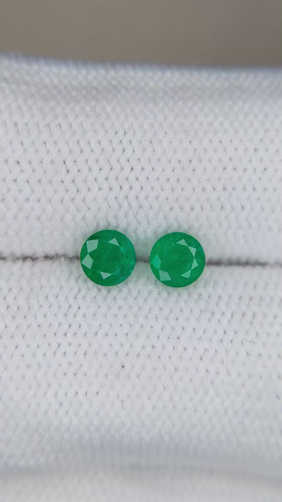 0.56&nbsp;Ct.Tw.Total Carat Weight Emerald Pair from Afghanistan Size Video