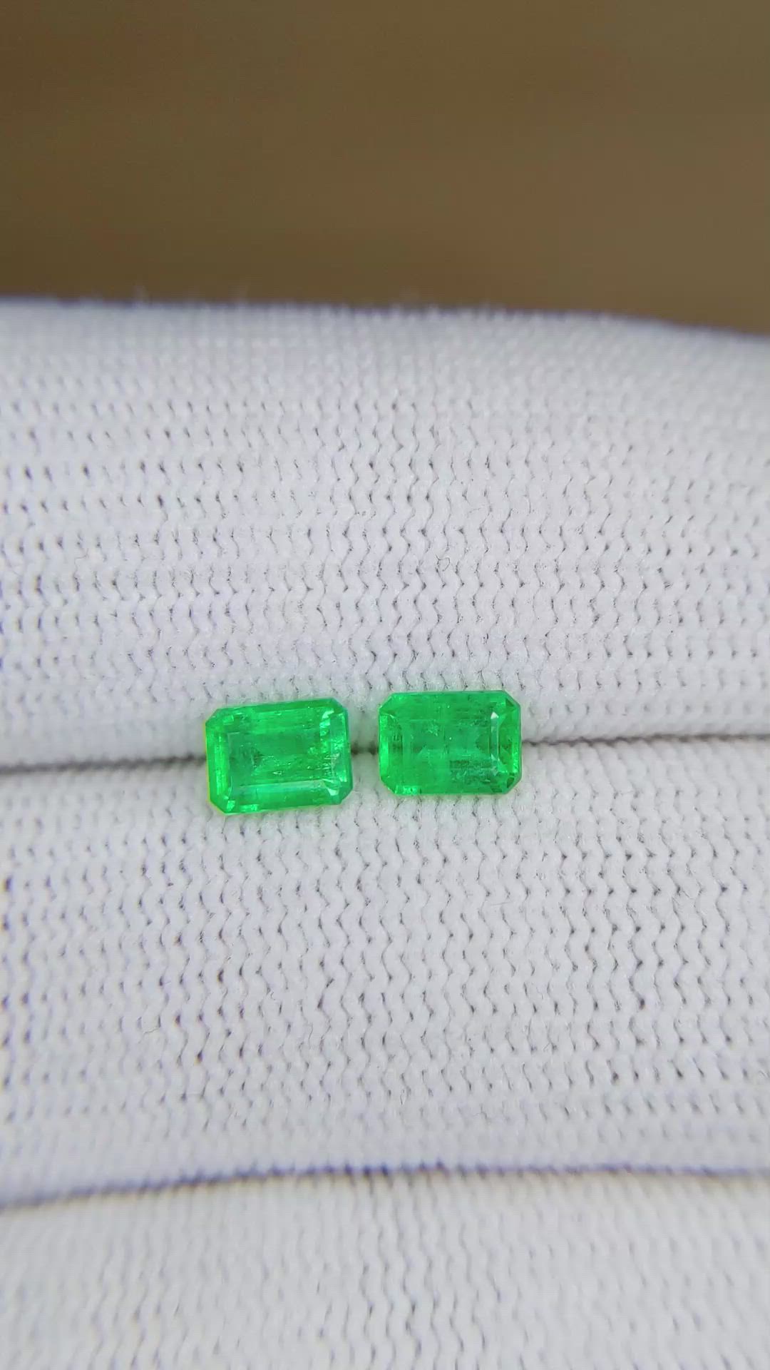 0.83&nbsp;Ct.Tw.Total Carat Weight Emerald Pair from Afghanistan Size Video