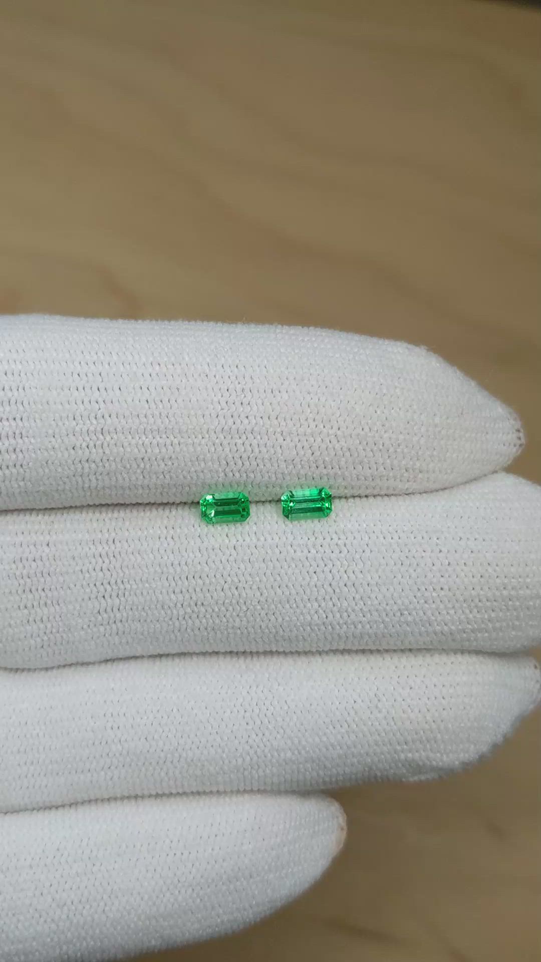 0.50&nbsp;Ct.Tw.Total Carat Weight Emerald Pair from Afghanistan Size Video