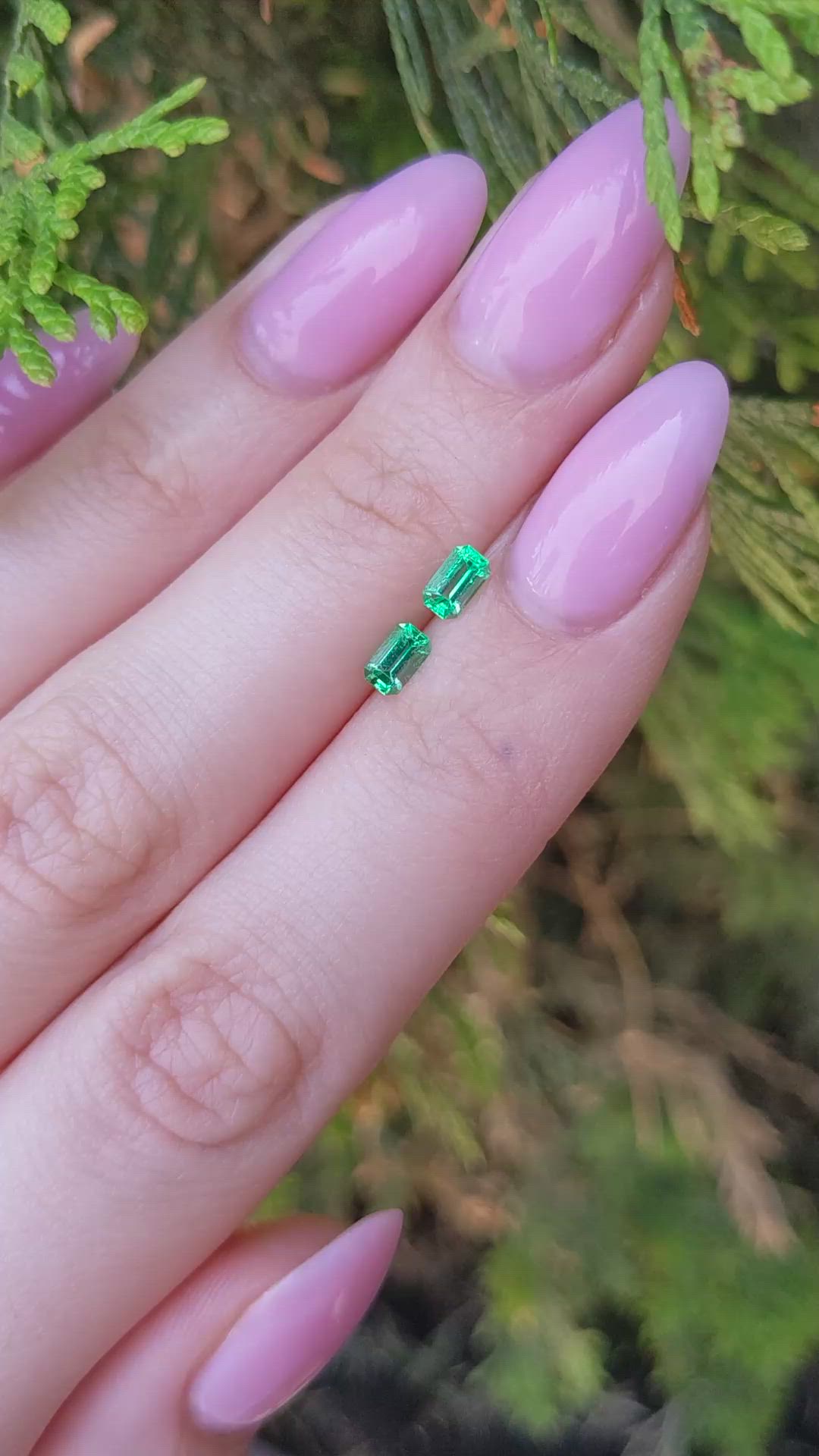 0.50&nbsp;Ct.Tw.Total Carat Weight Emerald Pair from Afghanistan Size Video
