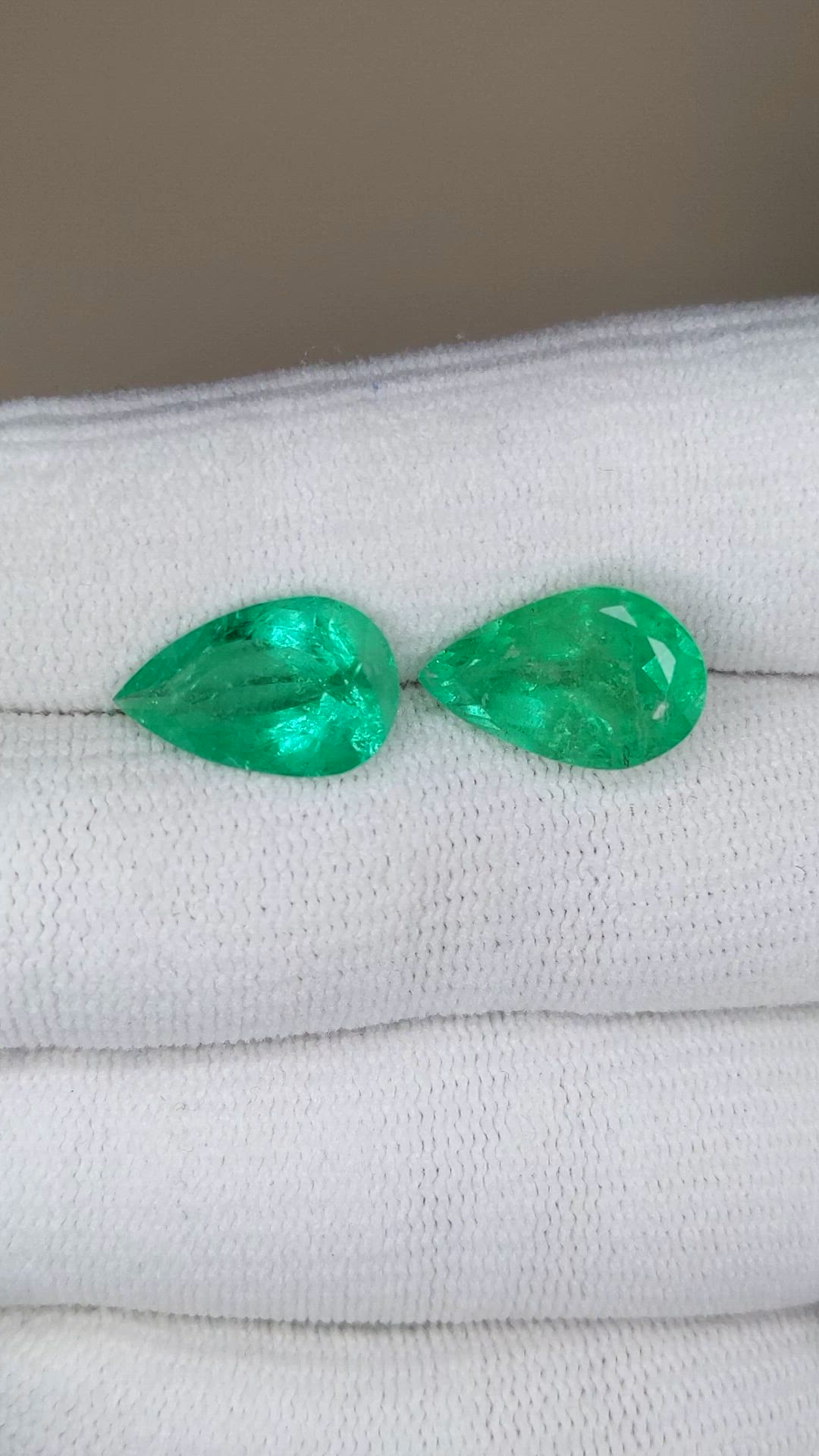 8.53&nbsp;Ct.Tw.Total Carat Weight Emerald Pair from Colombia Size Video