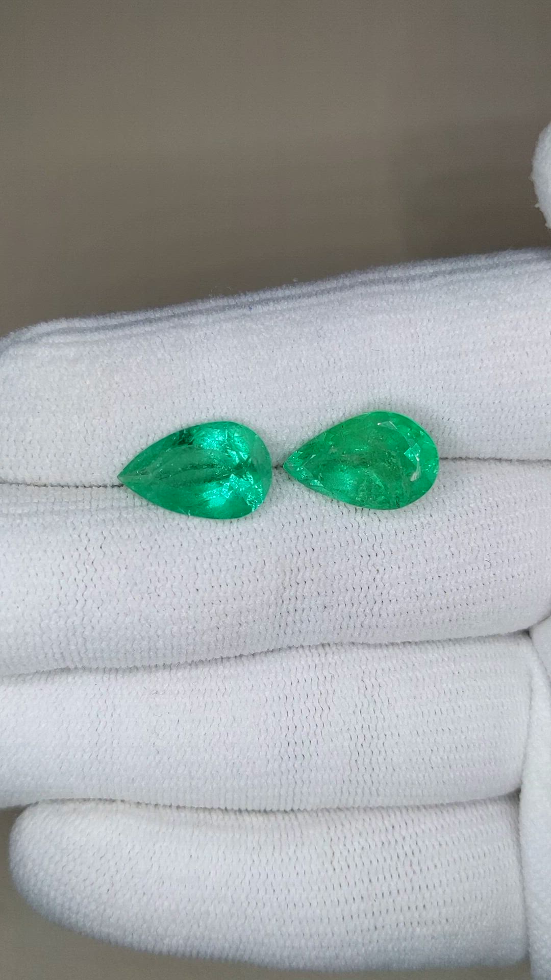 8.53&nbsp;Ct.Tw.Total Carat Weight Emerald Pair from Colombia Size Video
