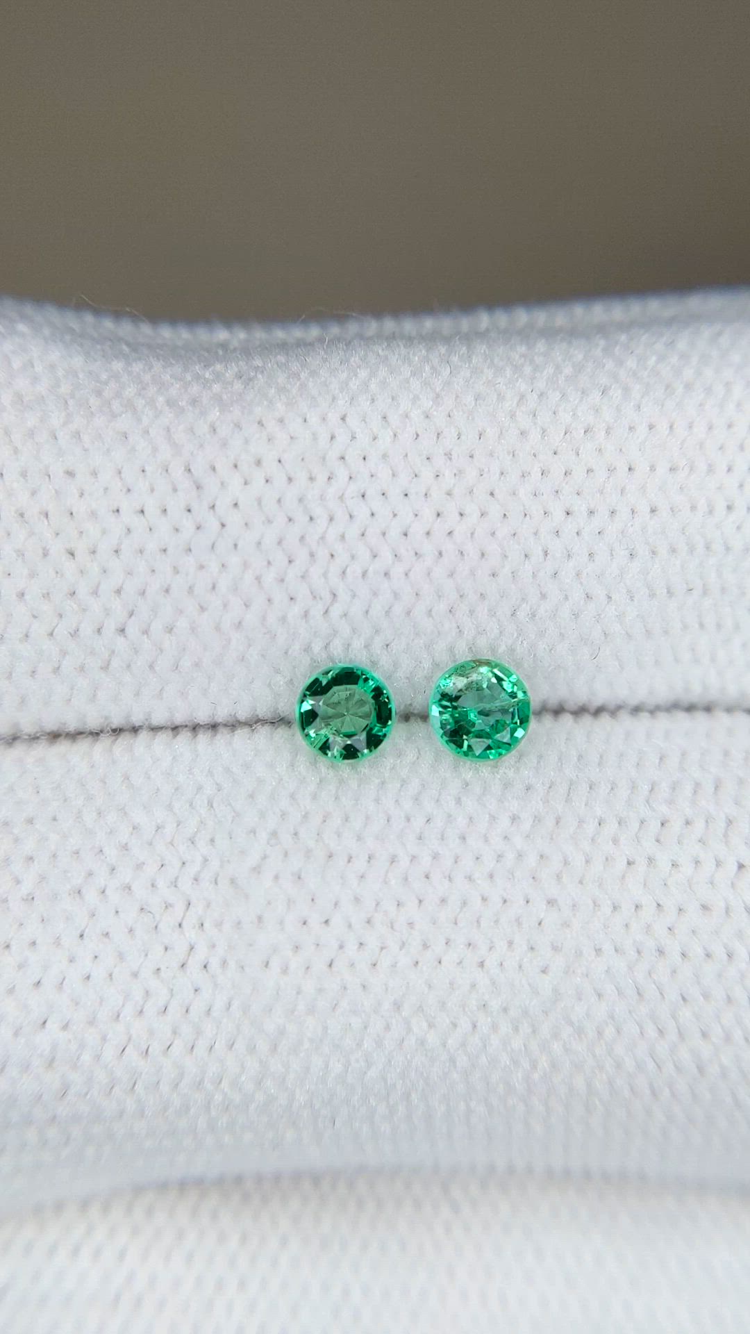 0.37&nbsp;Ct.Tw.Total Carat Weight Emerald Pair from Zambia Size Video