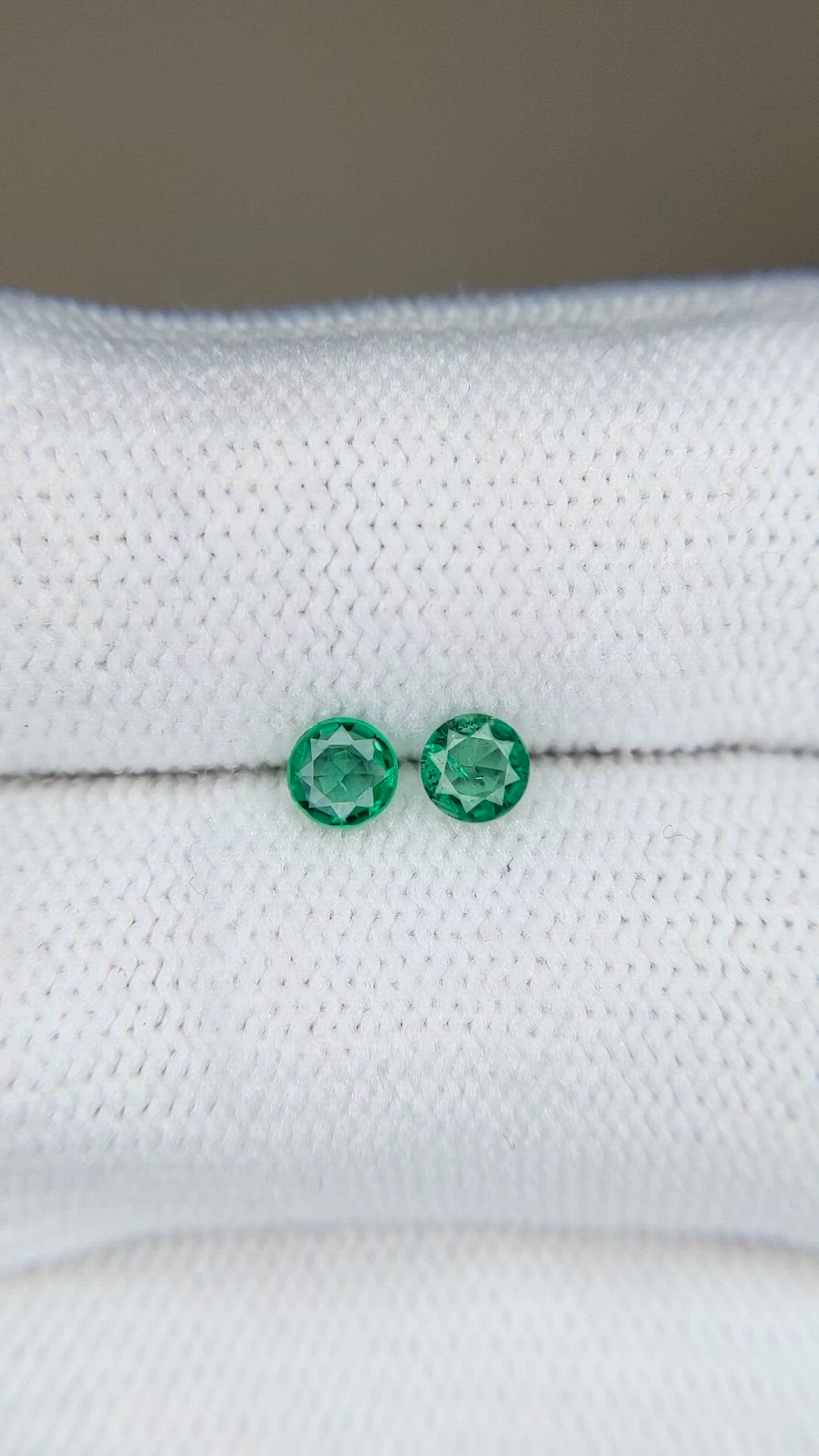 0.32&nbsp;Ct.Tw.Total Carat Weight Emerald Pair from Zambia Size Video