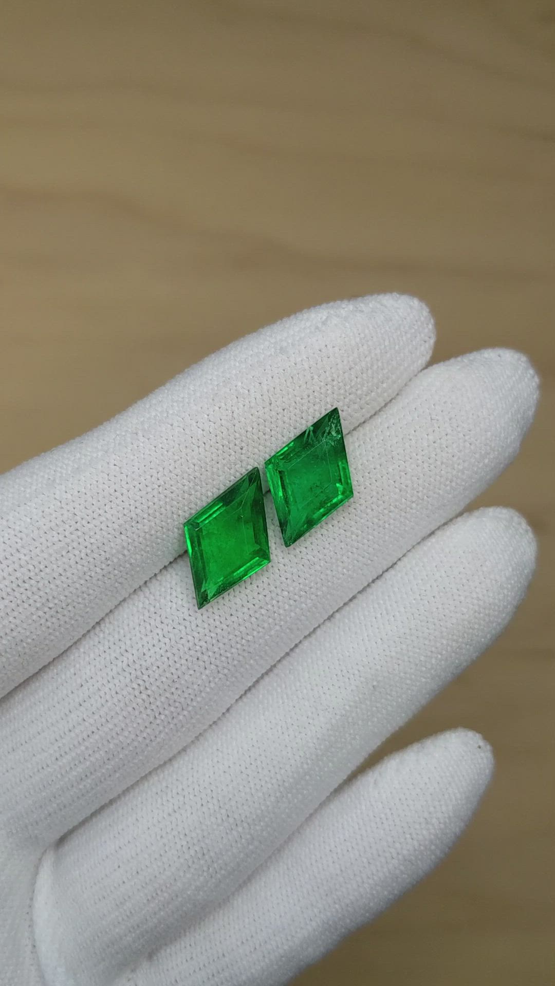 6.65&nbsp;Ct.Tw.Total Carat Weight Emerald Pair from Zambia Size Video