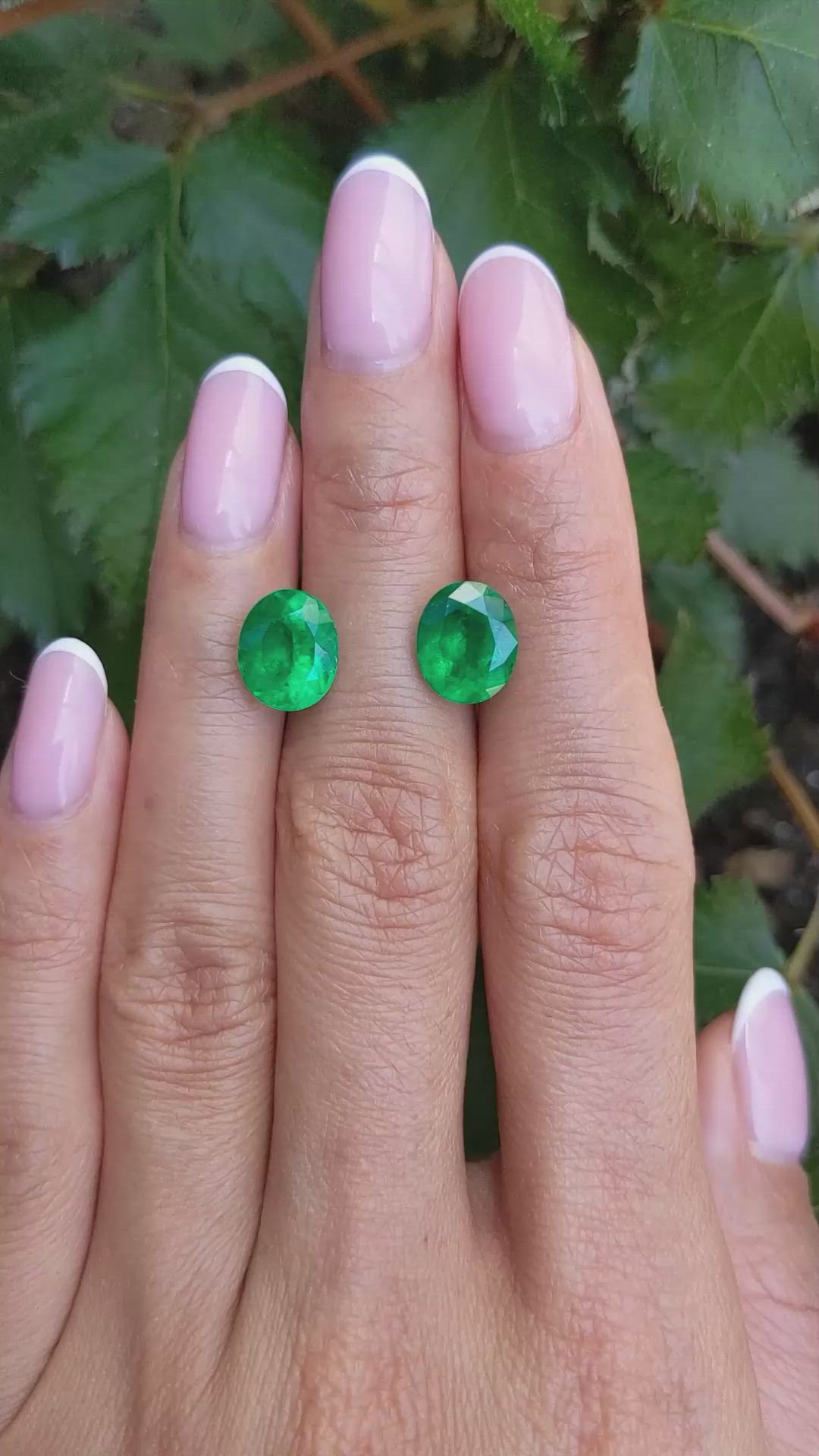 5.25&nbsp;Ct.Tw.Total Carat Weight Emerald Pair from Colombia - Muzo Size Video