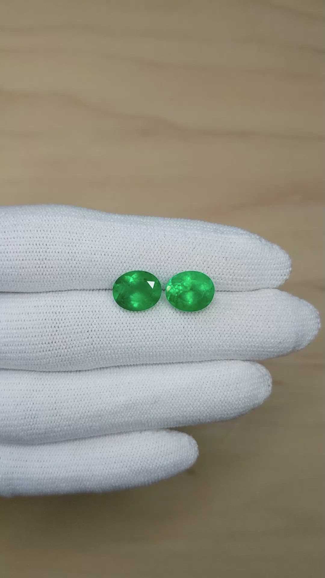 5.25&nbsp;Ct.Tw.Total Carat Weight Emerald Pair from Colombia - Muzo Size Video