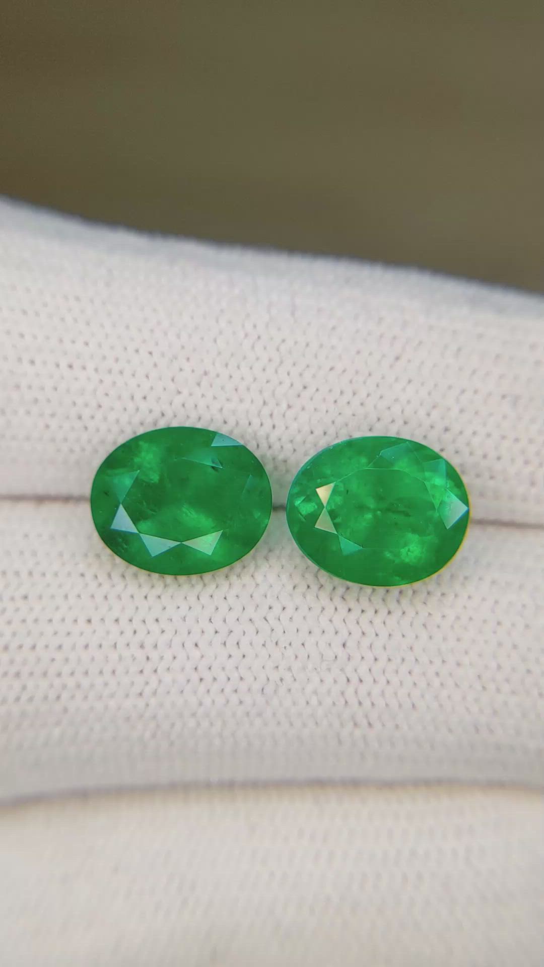 5.25&nbsp;Ct.Tw.Total Carat Weight Emerald Pair from Colombia - Muzo Size Video