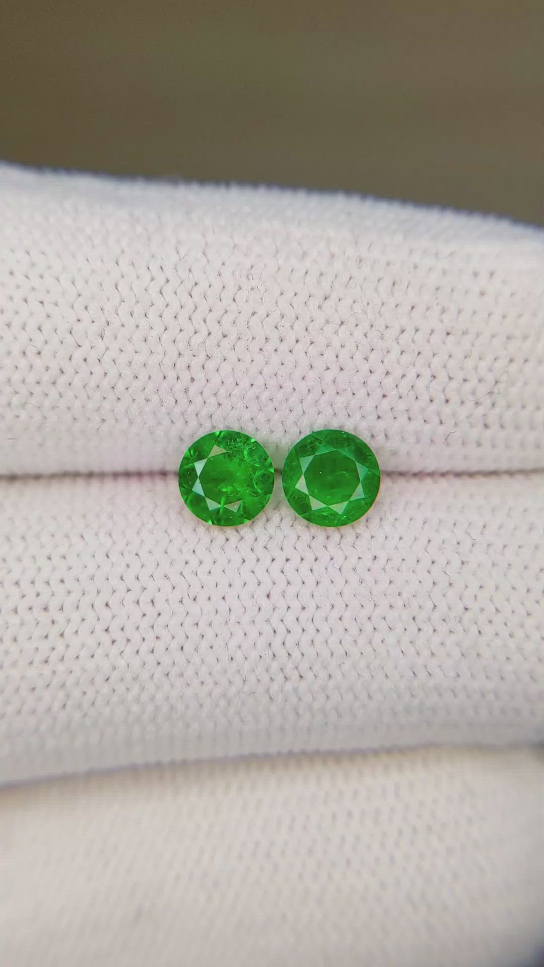 0.73&nbsp;Ct.Tw.Total Carat Weight Emerald Pair from Colombia Size Video