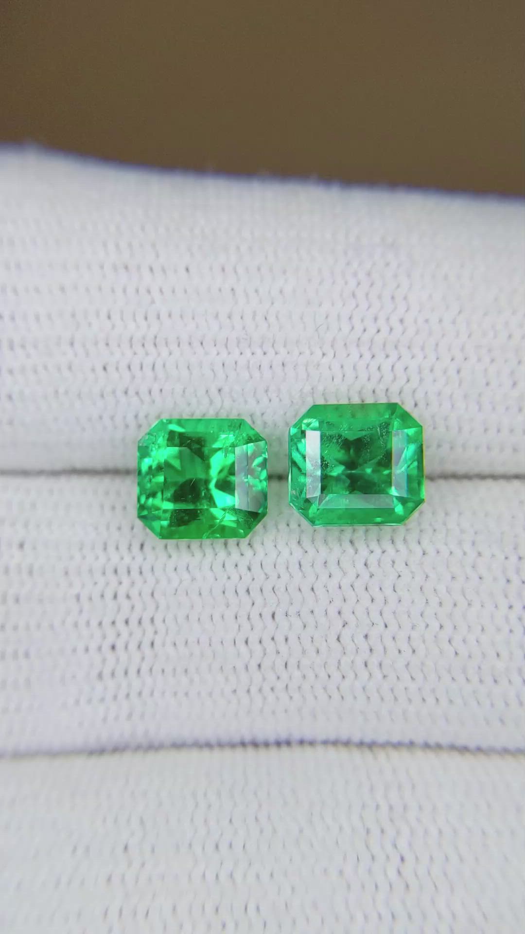 3.57&nbsp;Ct.Tw.Total Carat Weight Emerald Pair from Colombia Size Video