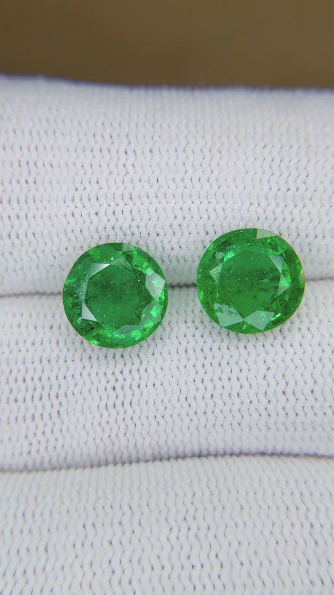 5.06&nbsp;Ct.Tw.Total Carat Weight Emerald Pair from Zambia Size Video