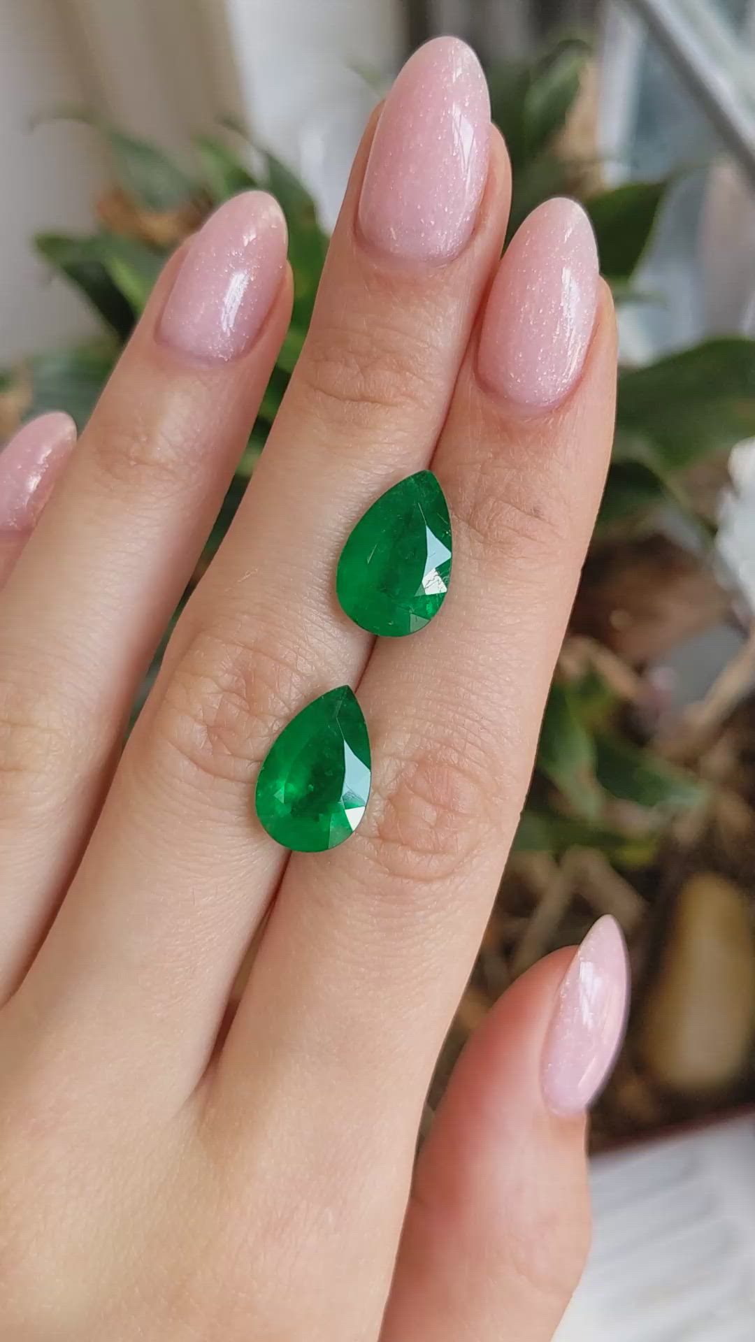 9.30&nbsp;Ct.Tw.Total Carat Weight Emerald Pair from Brazil Size Video