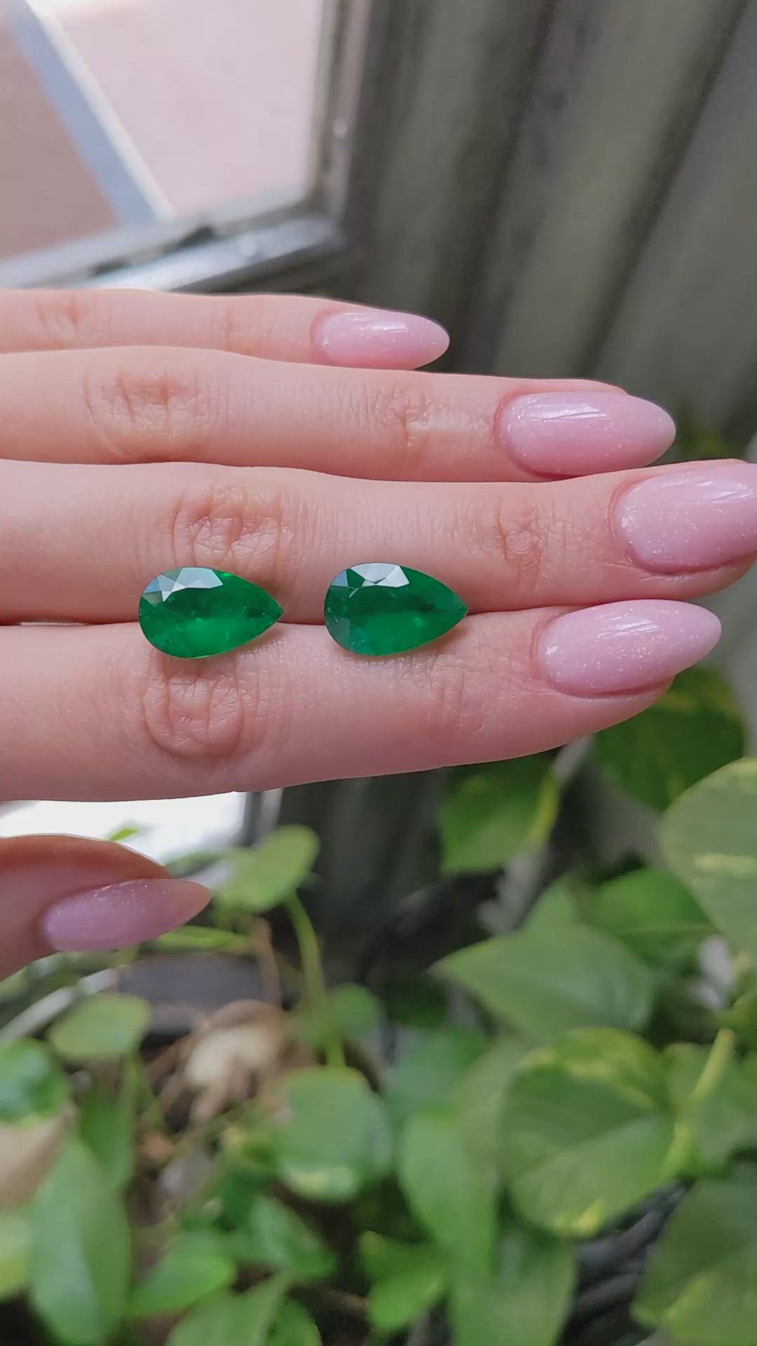 9.30&nbsp;Ct.Tw.Total Carat Weight Emerald Pair from Brazil Size Video