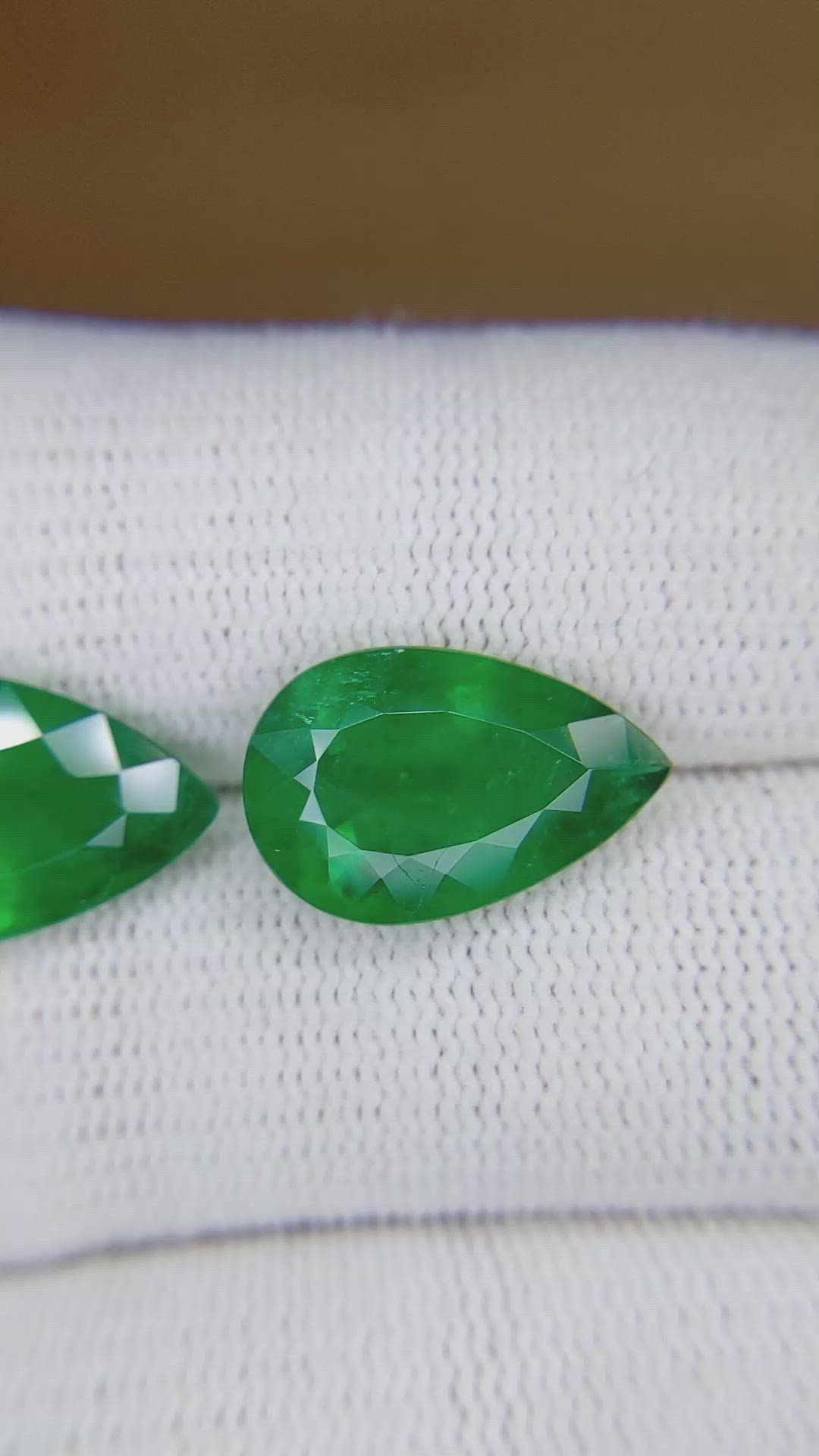 9.30&nbsp;Ct.Tw.Total Carat Weight Emerald Pair from Brazil Size Video