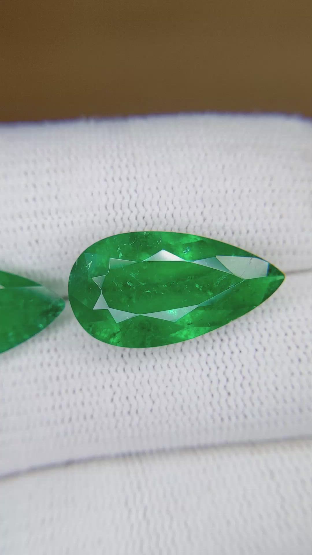 16.00 Ct.Tw.Total Carat Weight Emerald Pair from Colombia - Muzo Size Video