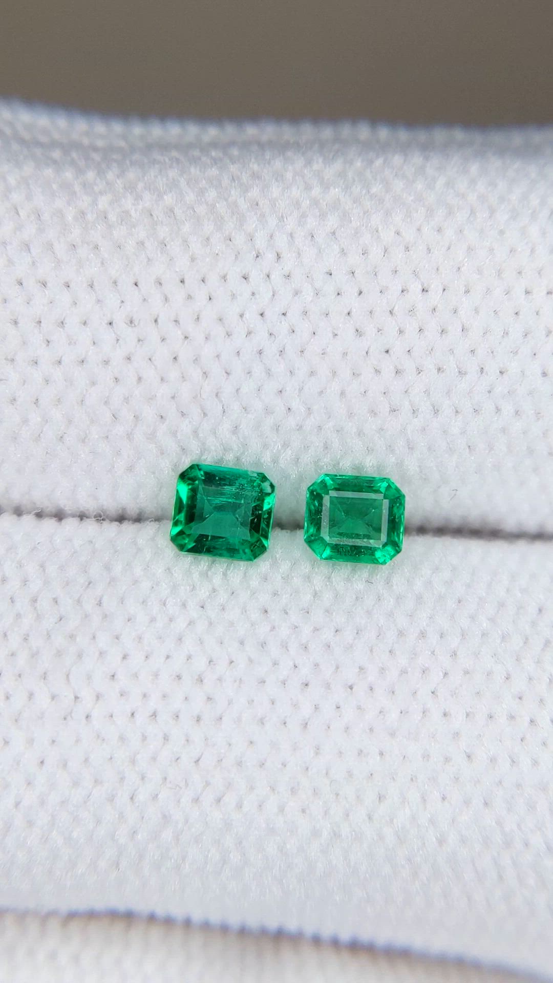0.37&nbsp;Ct.Tw.Total Carat Weight Emerald Pair from Afghanistan Size Video
