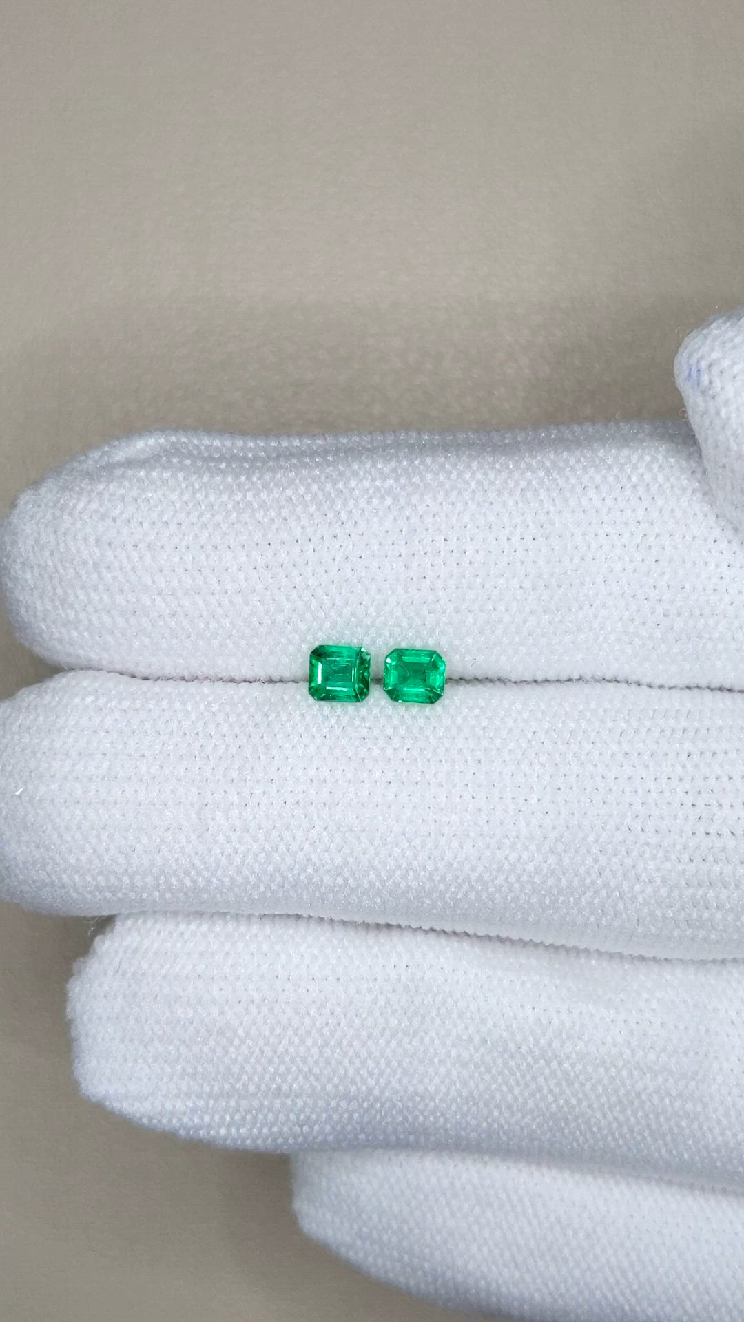 0.37&nbsp;Ct.Tw.Total Carat Weight Emerald Pair from Afghanistan Size Video