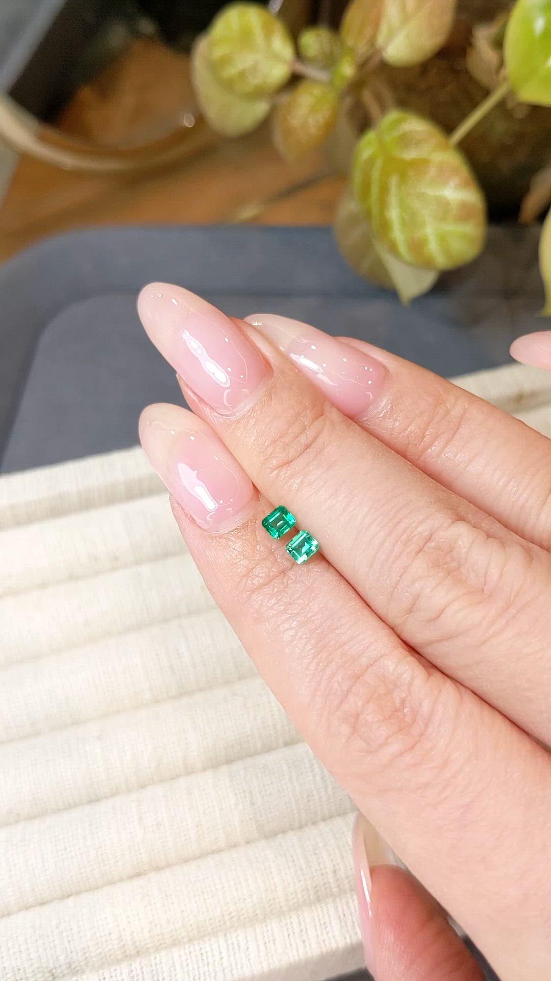 0.40&nbsp;Ct.Tw.Total Carat Weight Emerald Pair from Afghanistan Size Video