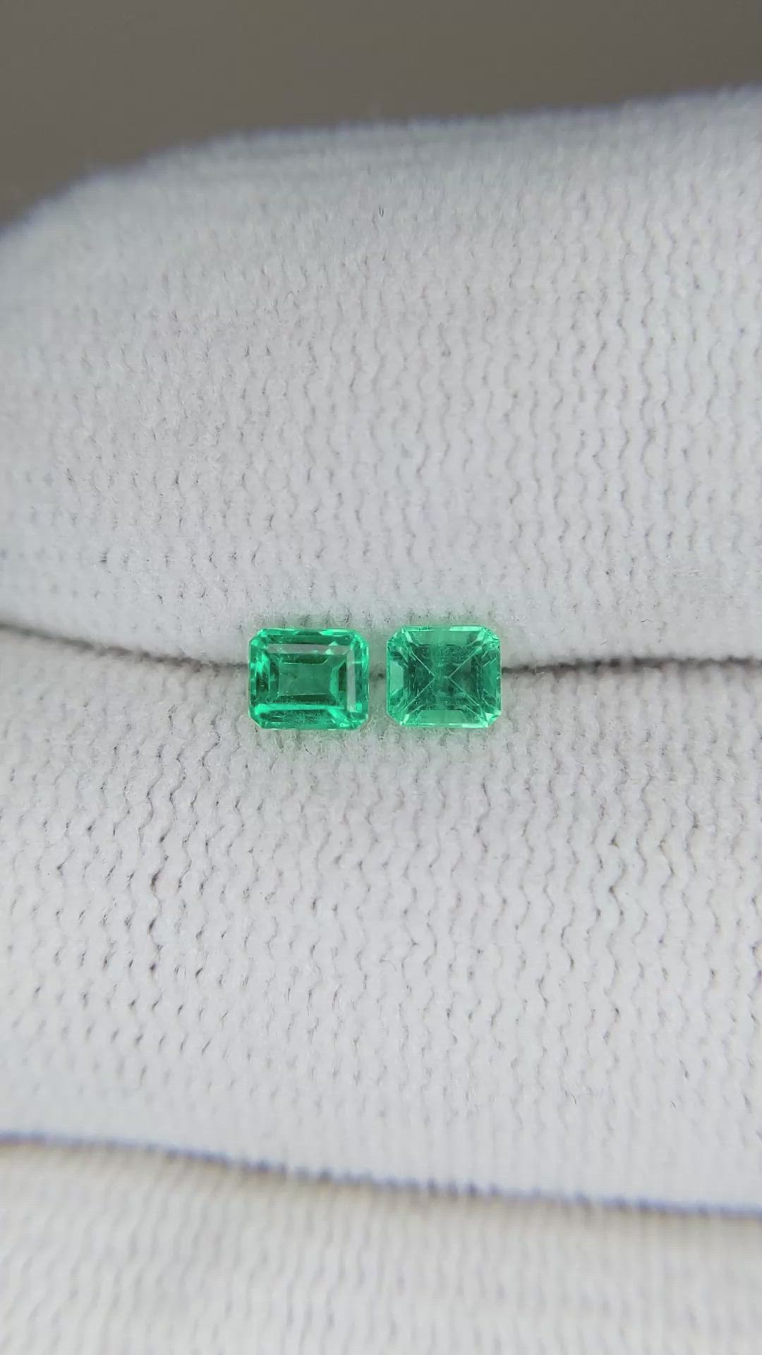 0.40&nbsp;Ct.Tw.Total Carat Weight Emerald Pair from Afghanistan Size Video