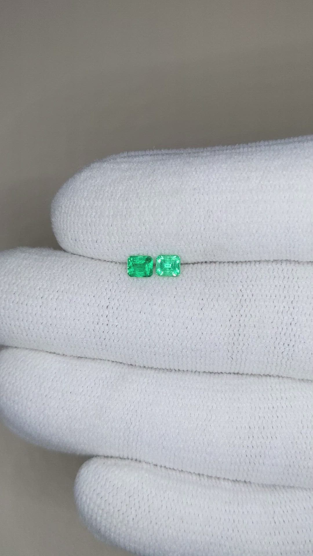 0.40&nbsp;Ct.Tw.Total Carat Weight Emerald Pair from Afghanistan Size Video