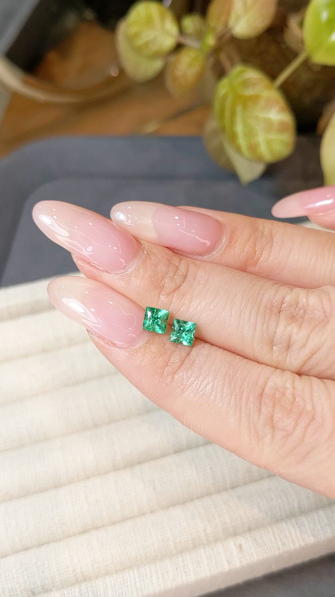 0.93&nbsp;Ct.Tw.Total Carat Weight Emerald Pair from Afghanistan Size Video
