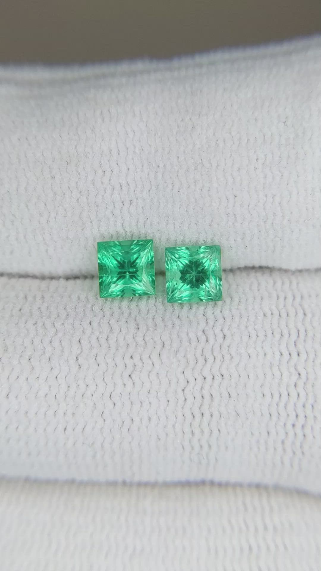 0.93&nbsp;Ct.Tw.Total Carat Weight Emerald Pair from Afghanistan Size Video