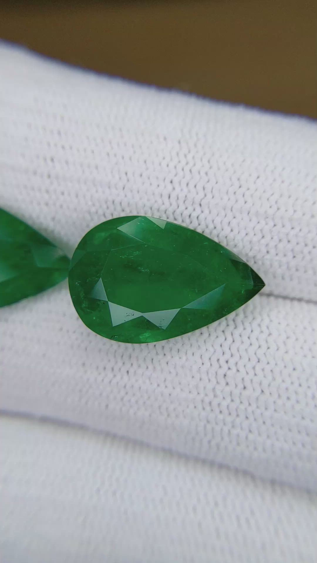 15.49&nbsp;Ct.Tw.Total Carat Weight Emerald Pair from Colombia Size Video