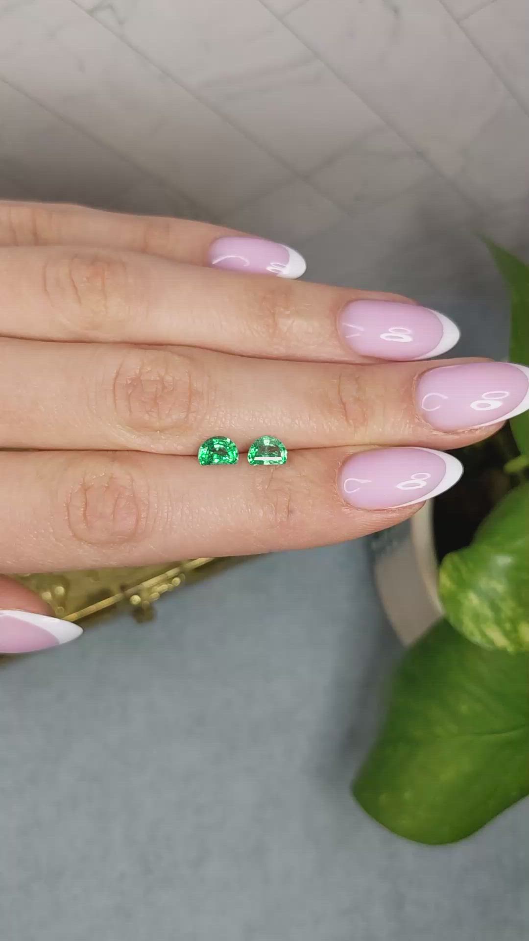 1.00&nbsp;Ct.Tw.Total Carat Weight Emerald Pair from Colombia Size Video