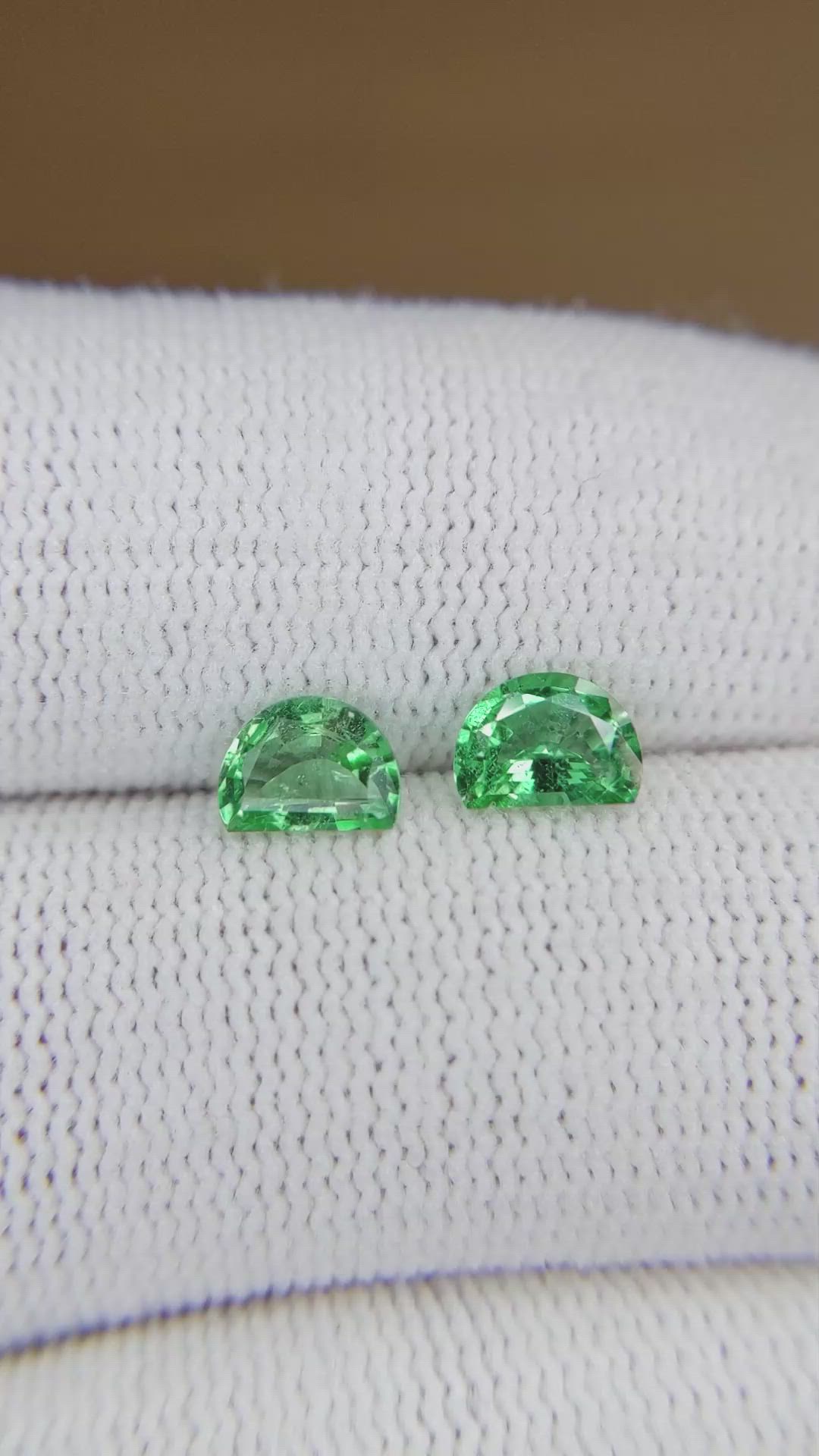 1.00&nbsp;Ct.Tw.Total Carat Weight Emerald Pair from Colombia Size Video