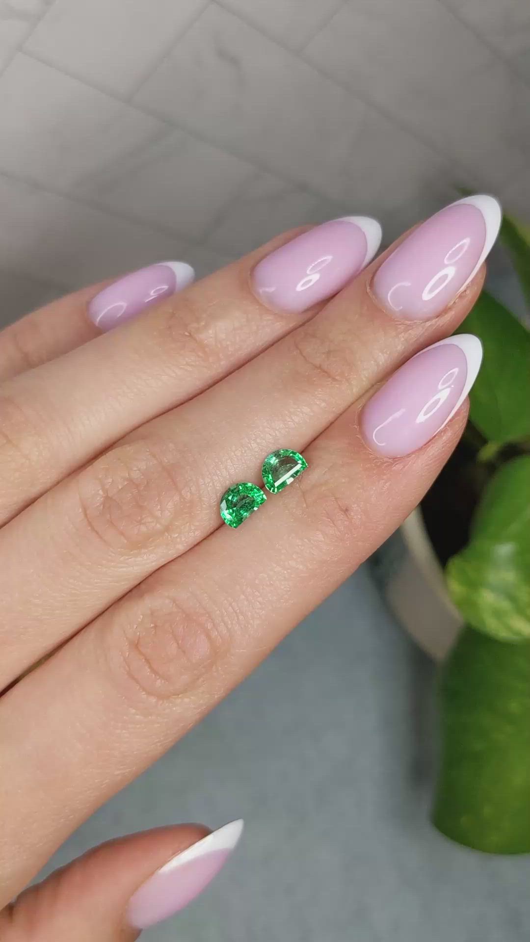 1.00&nbsp;Ct.Tw.Total Carat Weight Emerald Pair from Colombia Size Video