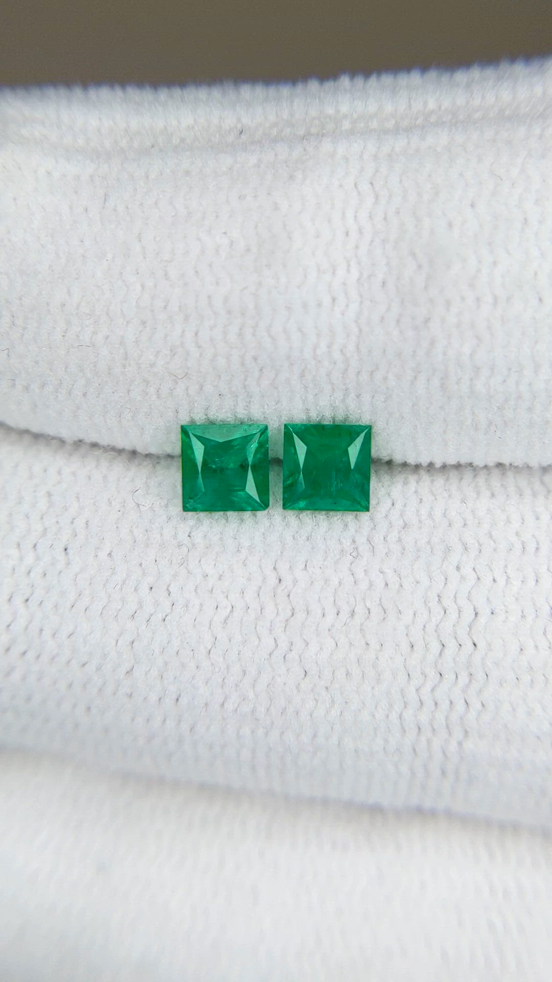 0.58&nbsp;Ct.Tw.Total Carat Weight Emerald Pair from Afghanistan Size Video