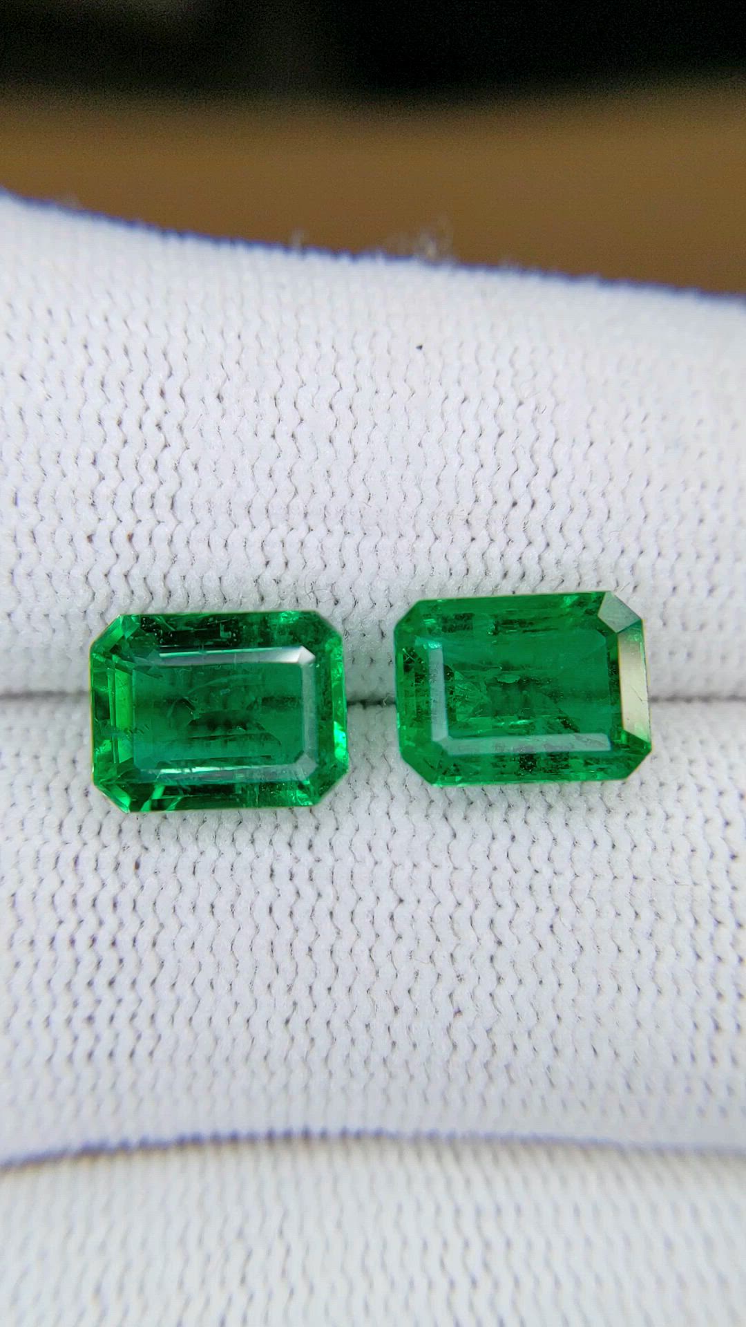 5.06&nbsp;Ct.Tw.Total Carat Weight Emerald Pair from Zambia Size Video