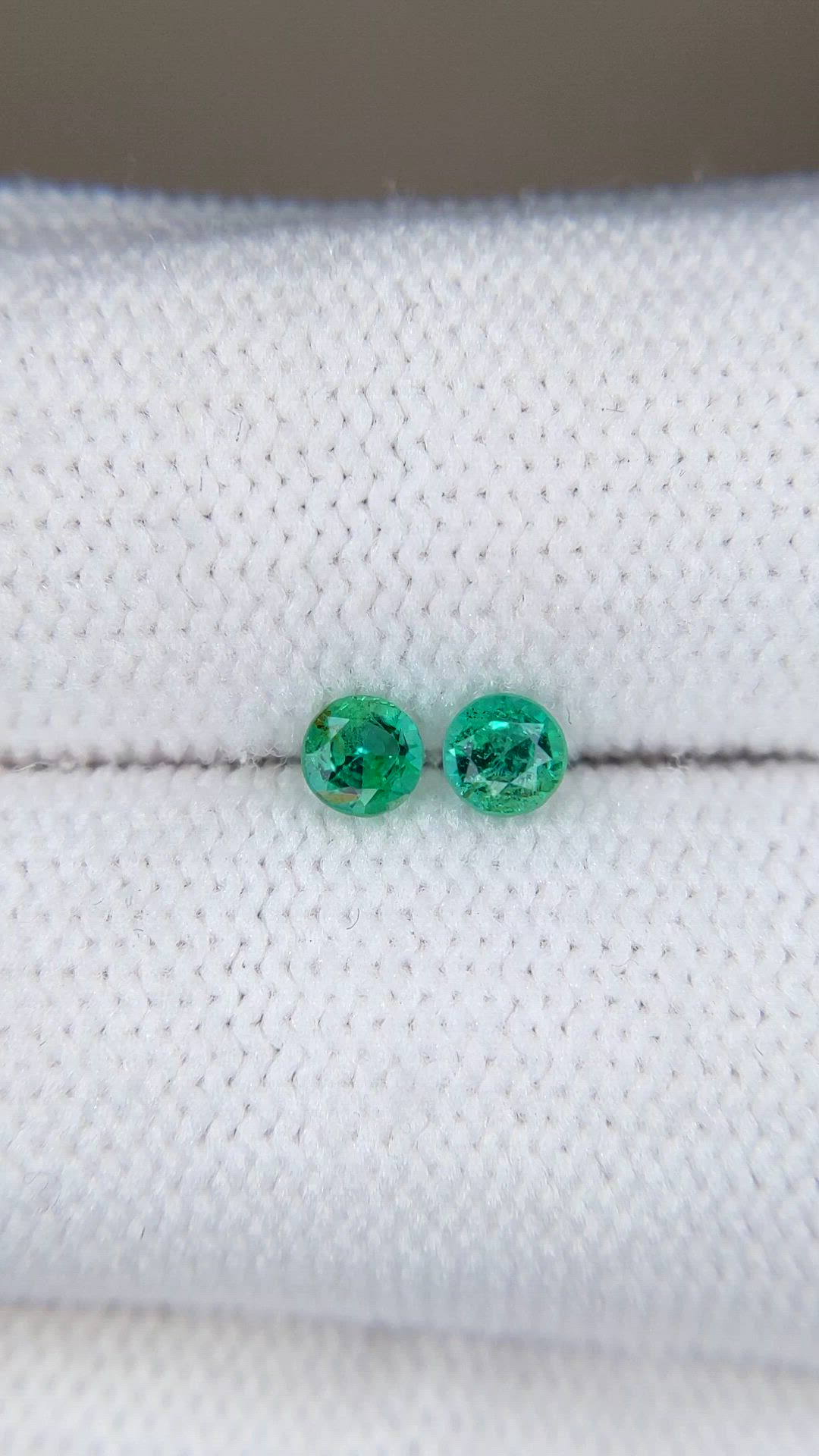 0.30&nbsp;Ct.Tw.Total Carat Weight Emerald Pair from Zambia Size Video