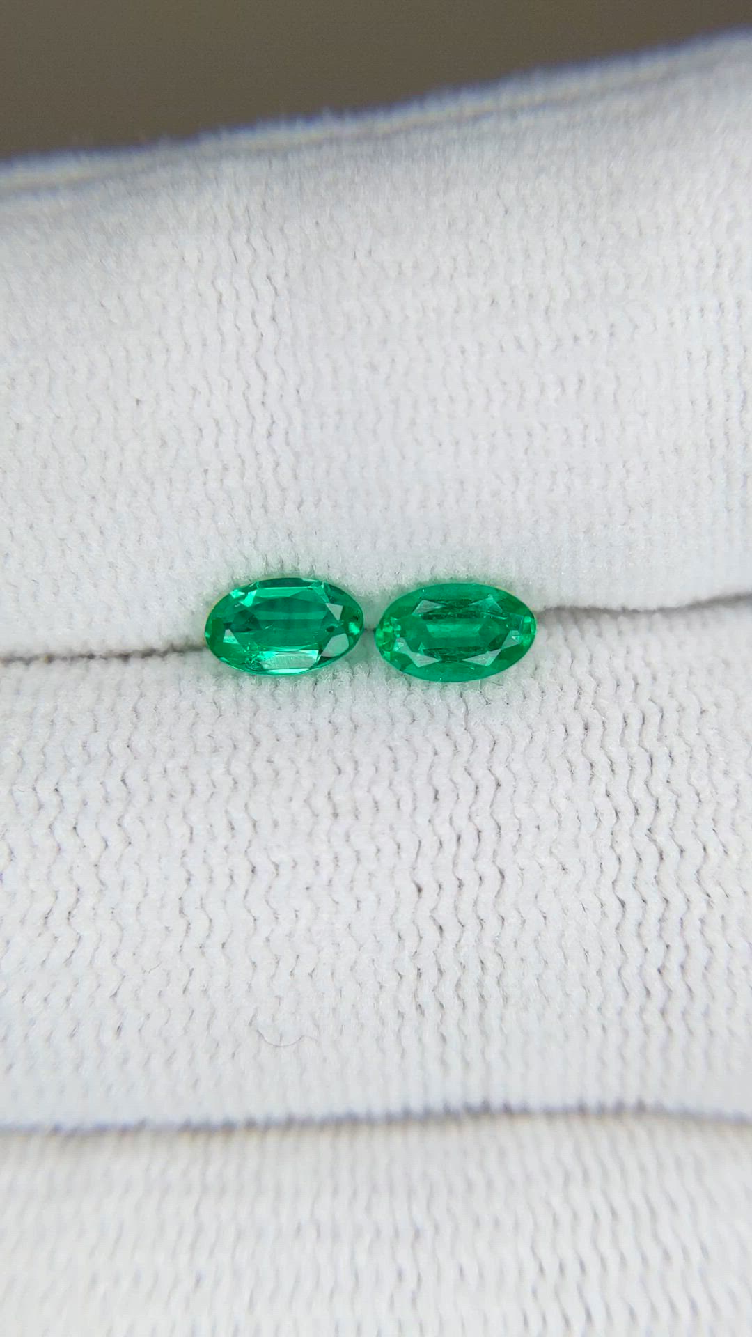 0.55&nbsp;Ct.Tw.Total Carat Weight Emerald Pair from Afghanistan Size Video