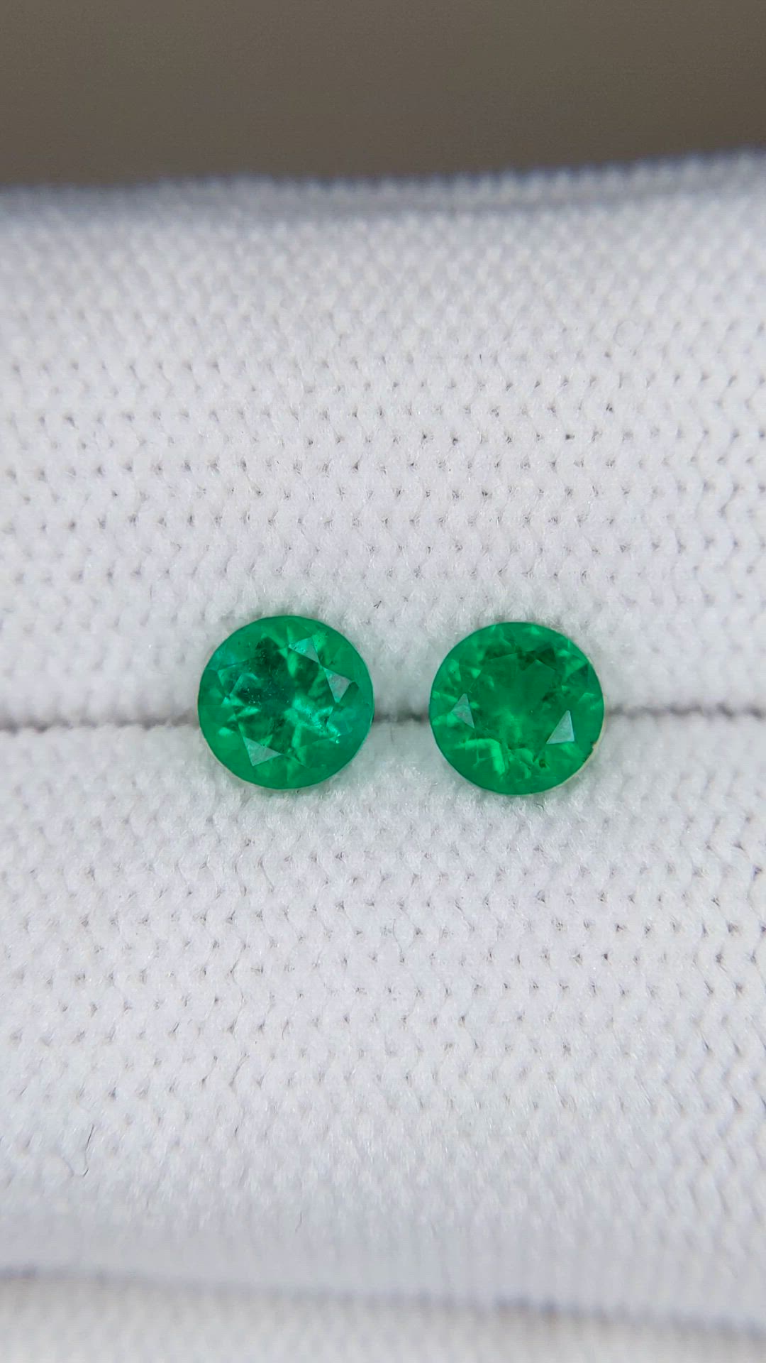 0.80&nbsp;Ct.Tw.Total Carat Weight Emerald Pair from Afghanistan Size Video