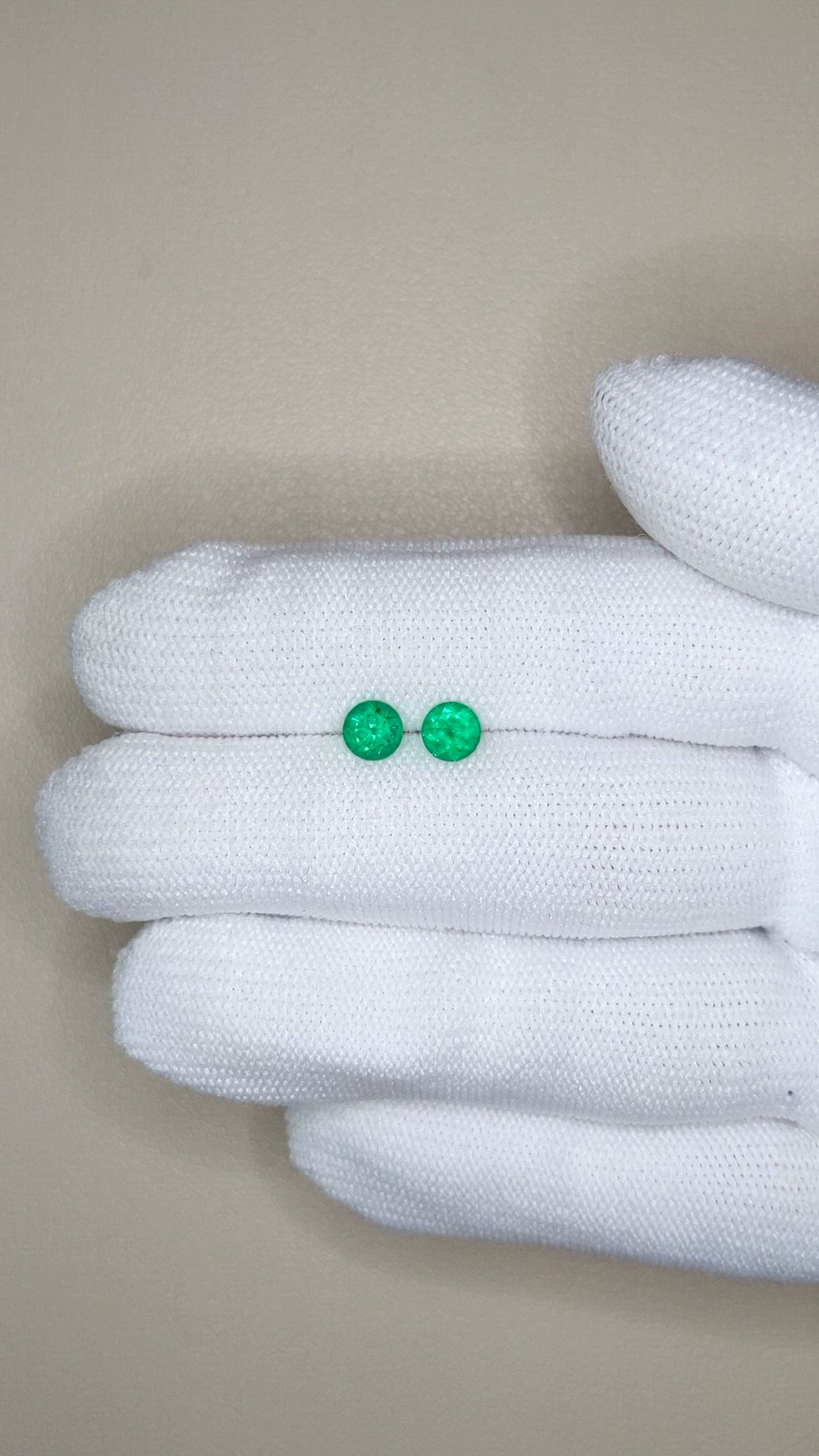 0.80&nbsp;Ct.Tw.Total Carat Weight Emerald Pair from Afghanistan Size Video