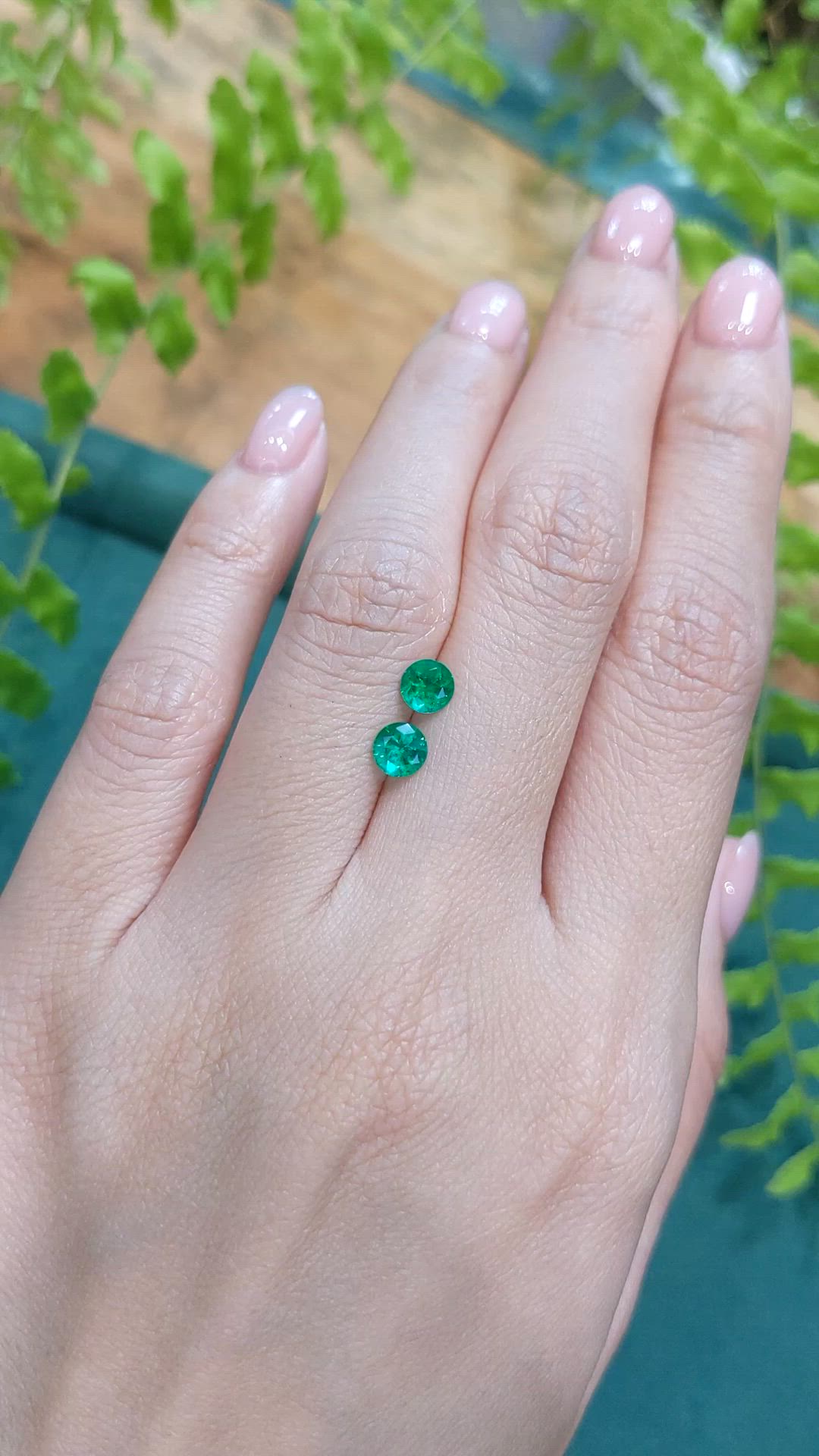 0.80&nbsp;Ct.Tw.Total Carat Weight Emerald Pair from Afghanistan Size Video