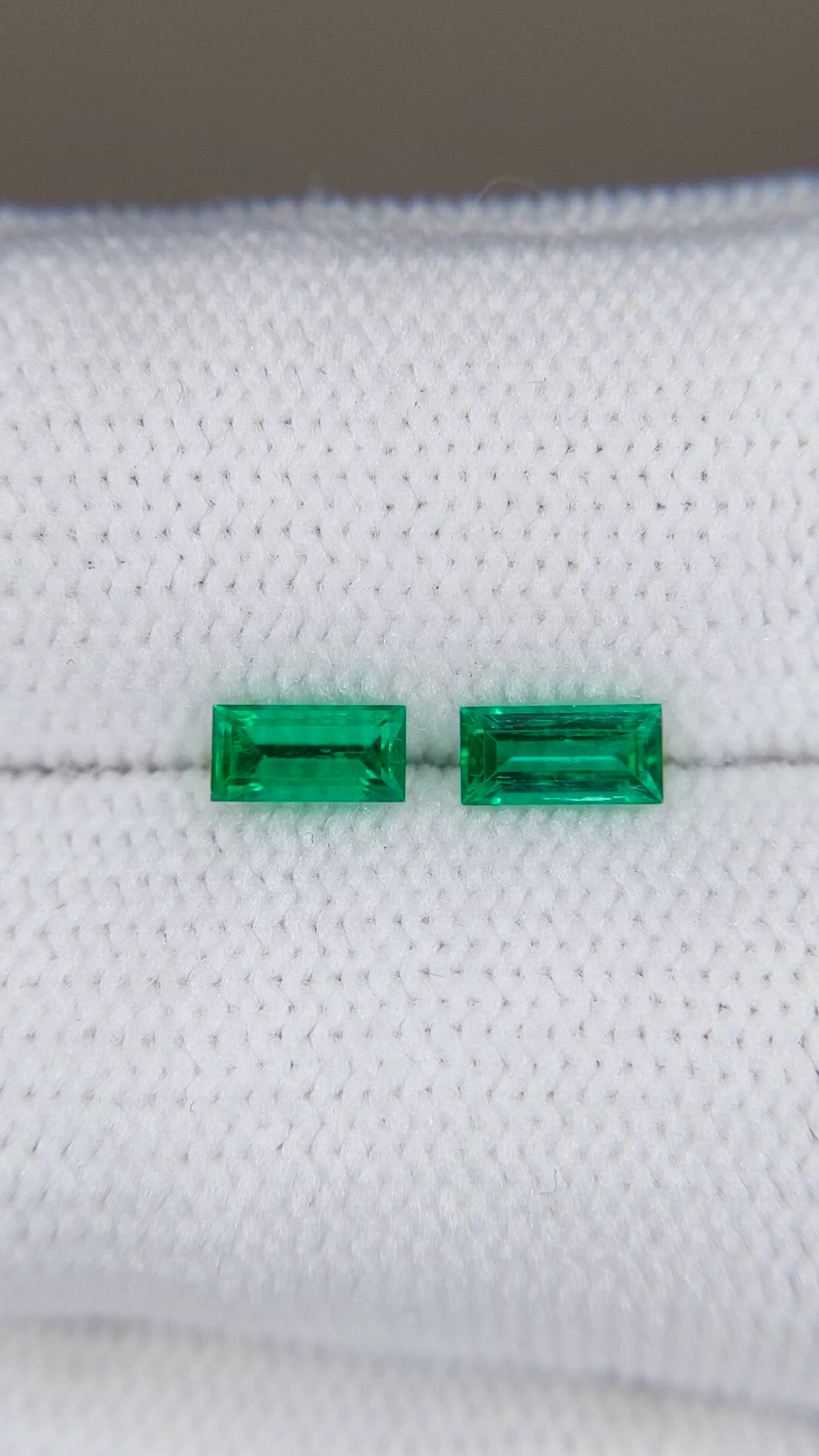 0.53&nbsp;Ct.Tw.Total Carat Weight Emerald Pair from Afghanistan Size Video