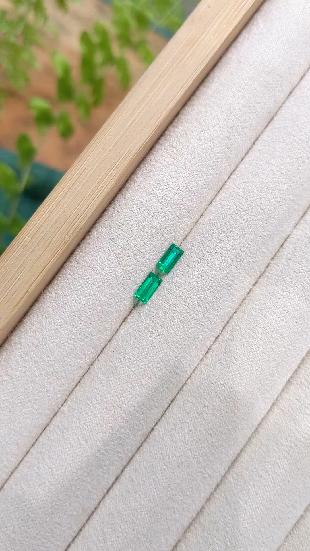 0.53&nbsp;Ct.Tw.Total Carat Weight Emerald Pair from Afghanistan Size Video