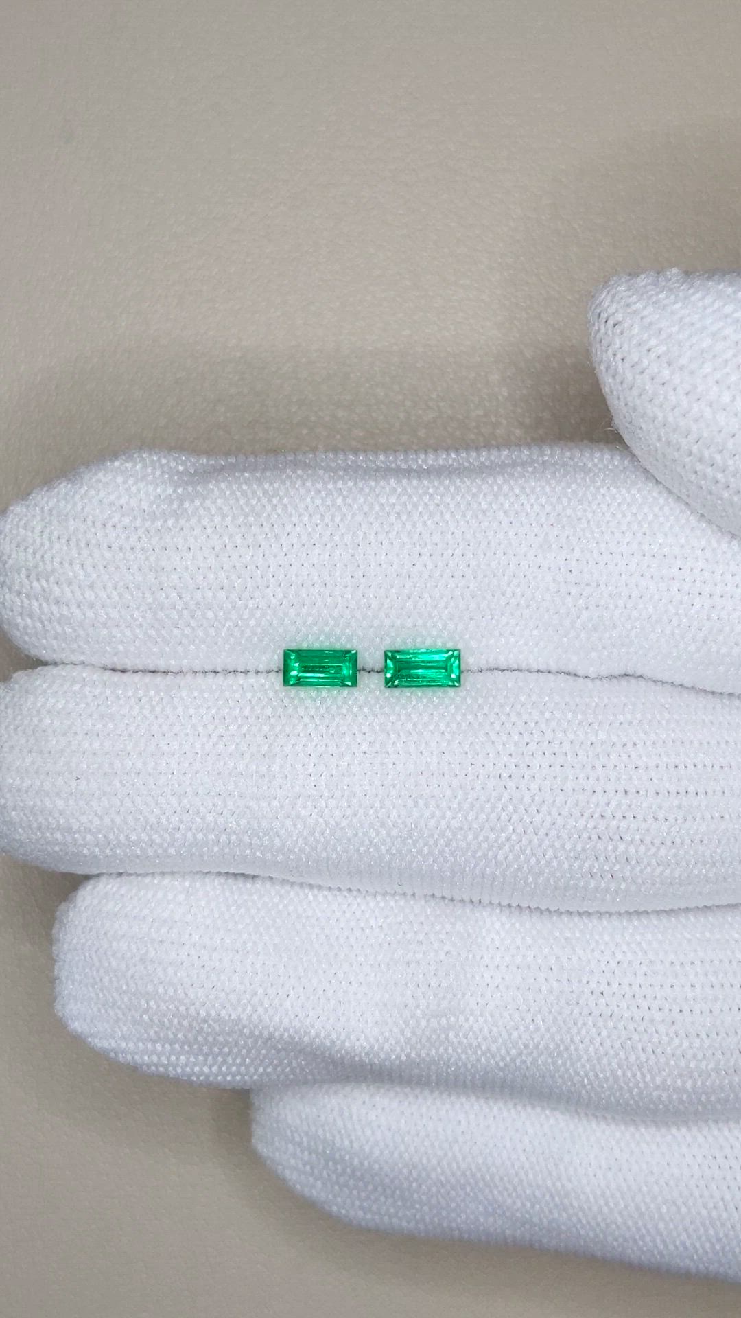 0.53&nbsp;Ct.Tw.Total Carat Weight Emerald Pair from Afghanistan Size Video
