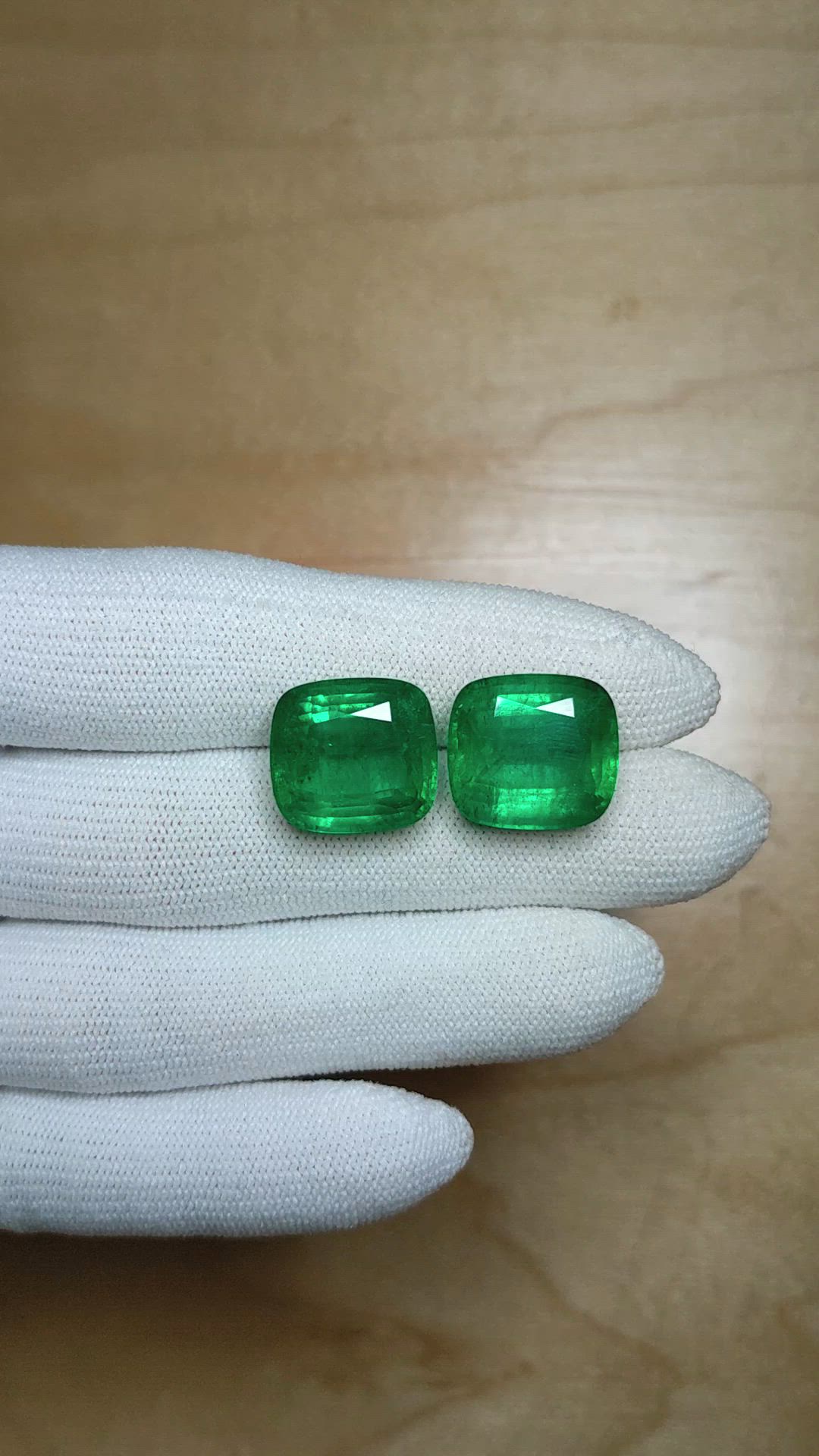 39.15&nbsp;Ct.Tw.Total Carat Weight Emerald Pair from Colombia Size Video