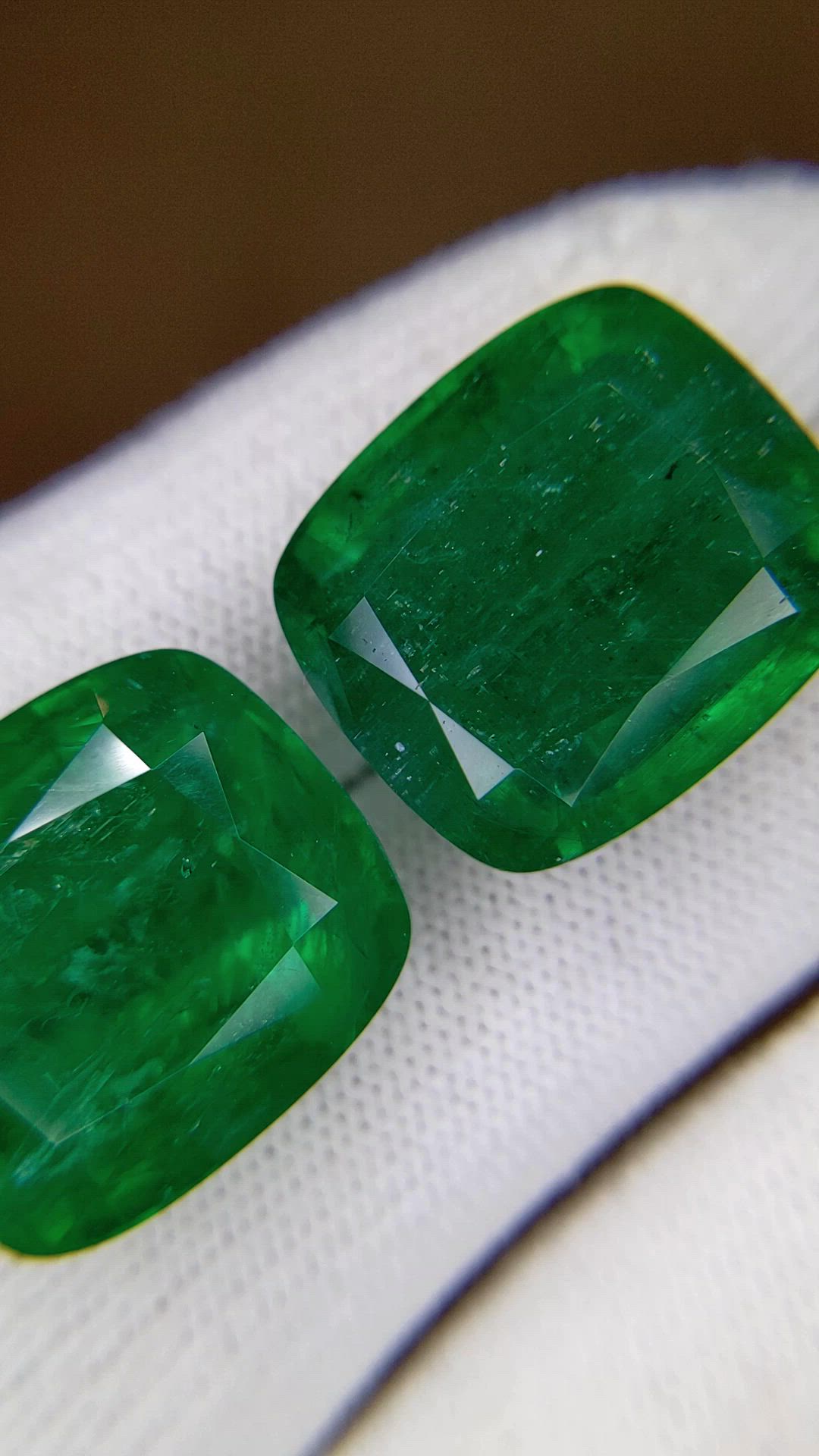 39.15&nbsp;Ct.Tw.Total Carat Weight Emerald Pair from Colombia Size Video