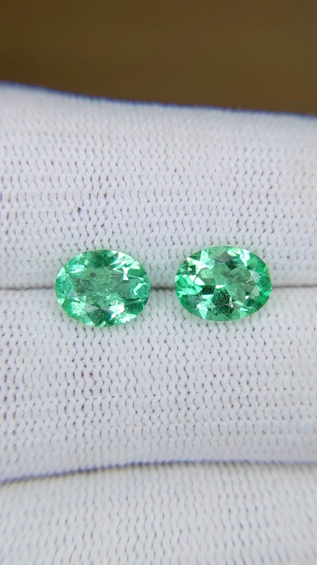 2.65&nbsp;Ct.Tw.Total Carat Weight Emerald Pair from Colombia Size Video