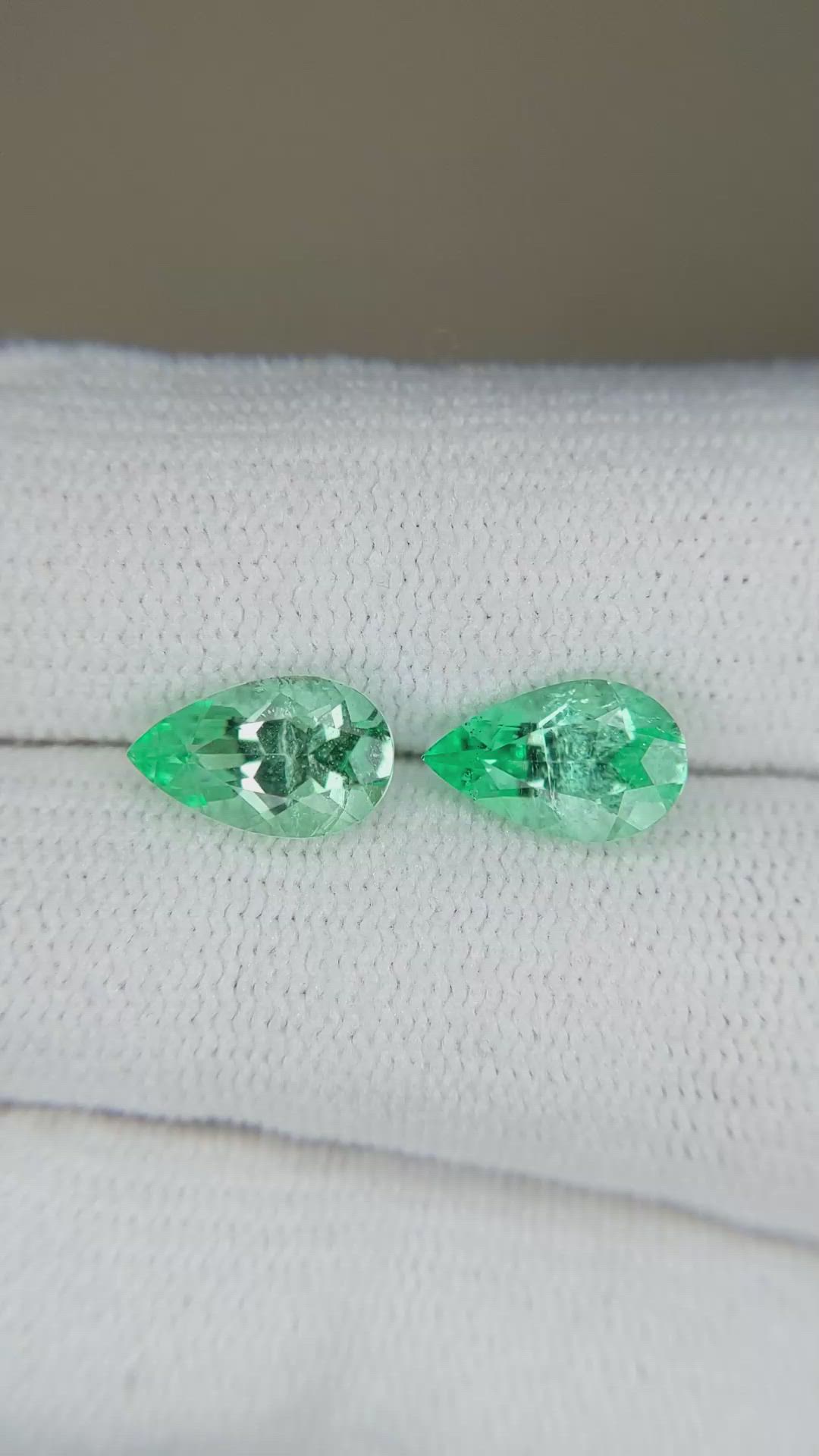 2.32&nbsp;Ct.Tw.Total Carat Weight Emerald Pair from Colombia Size Video