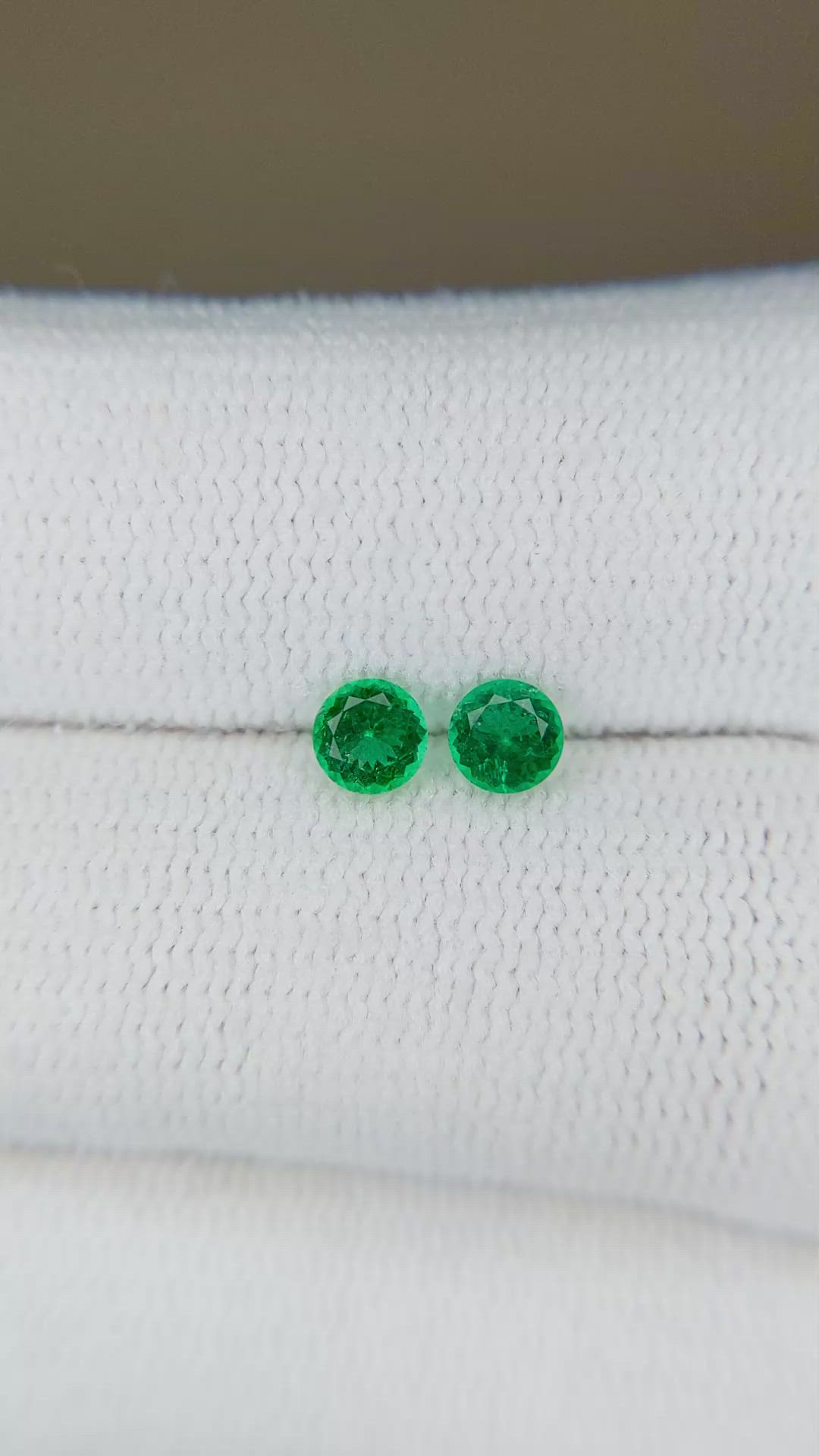 0.37&nbsp;Ct.Tw.Total Carat Weight Emerald Pair from Russia Size Video